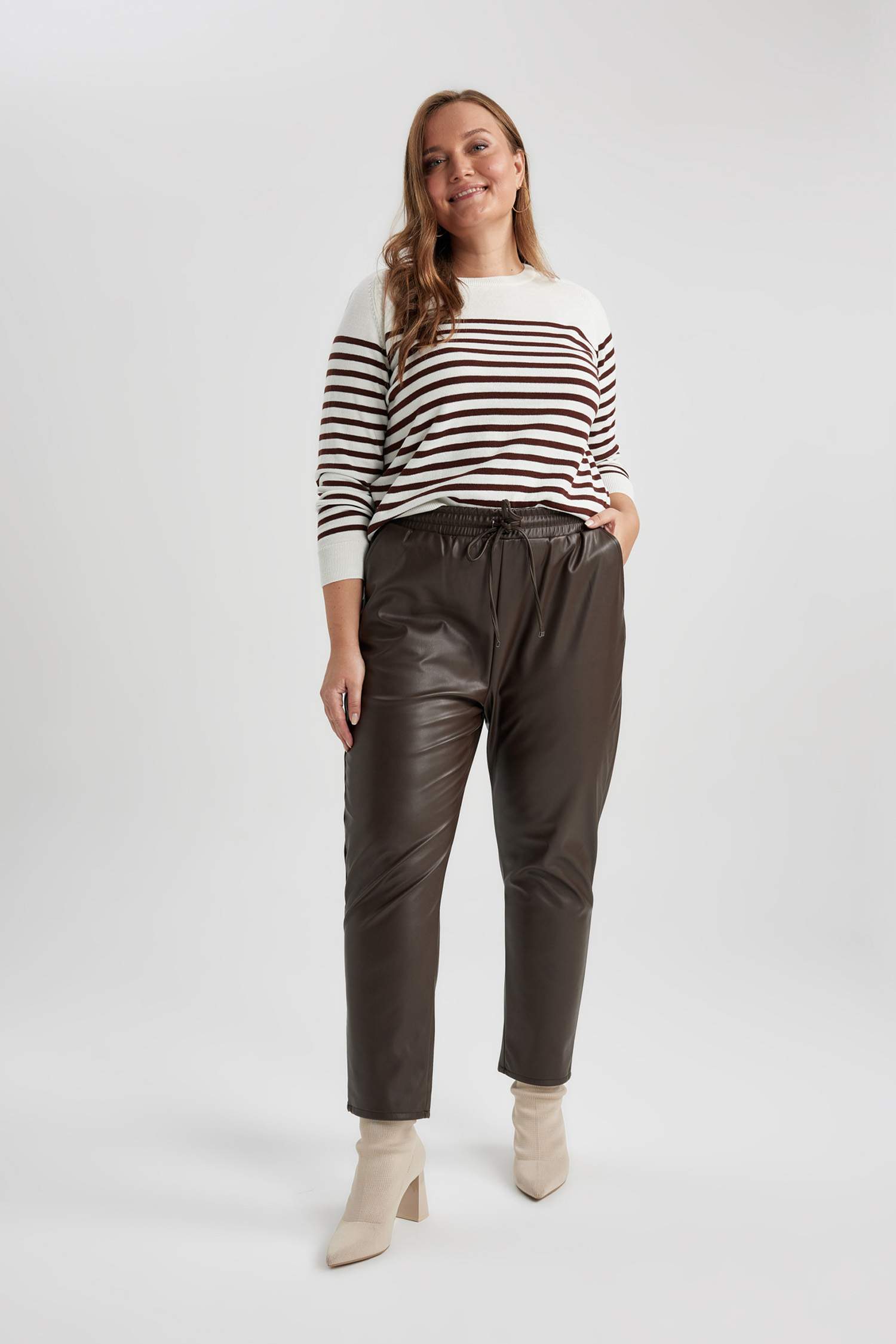 Пуловер стандартного крою з круглим вирізом для жінок