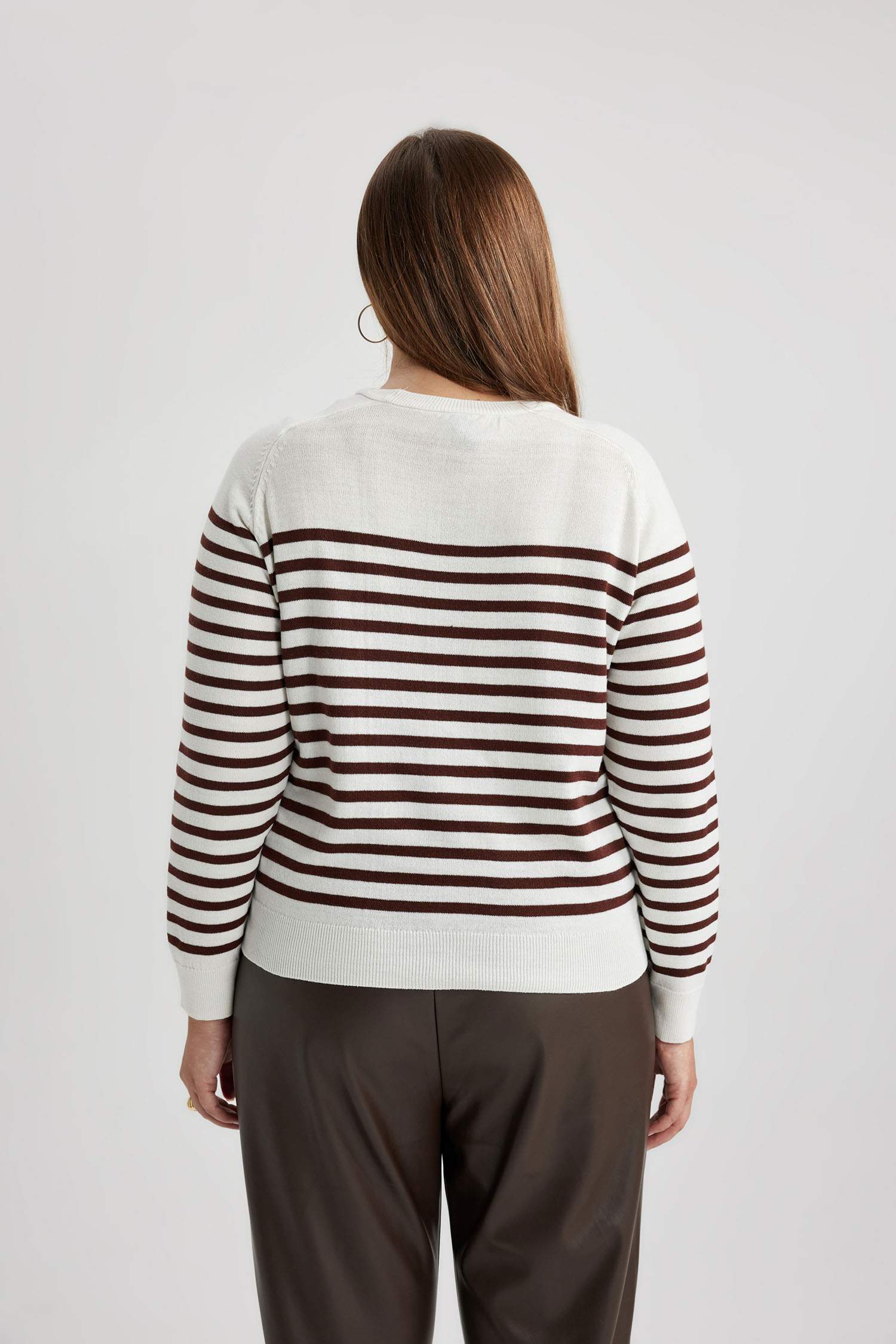 Пуловер стандартного крою з круглим вирізом для жінок