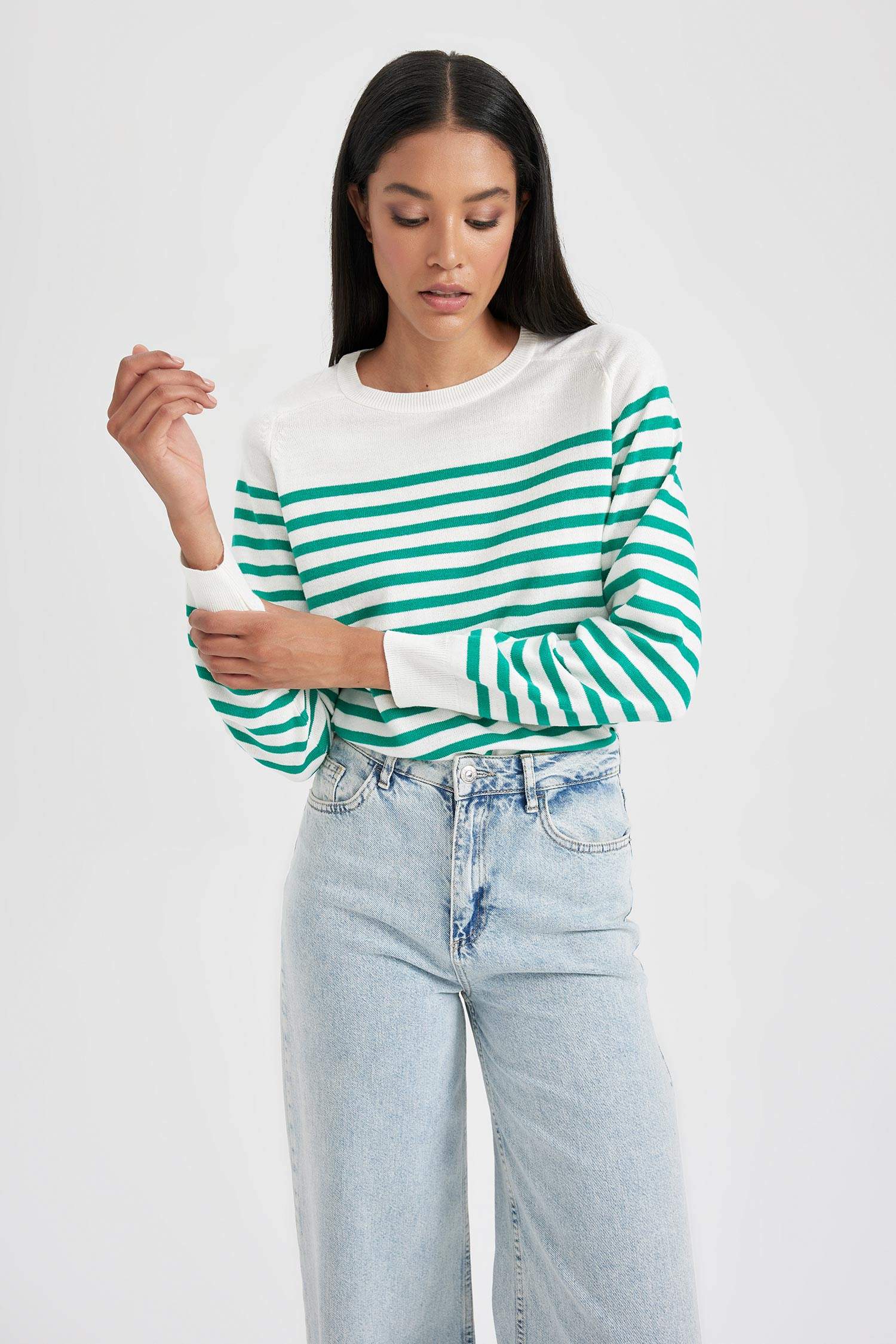 بلوز صوف مخطط قصة عادية بياخة مستديرة