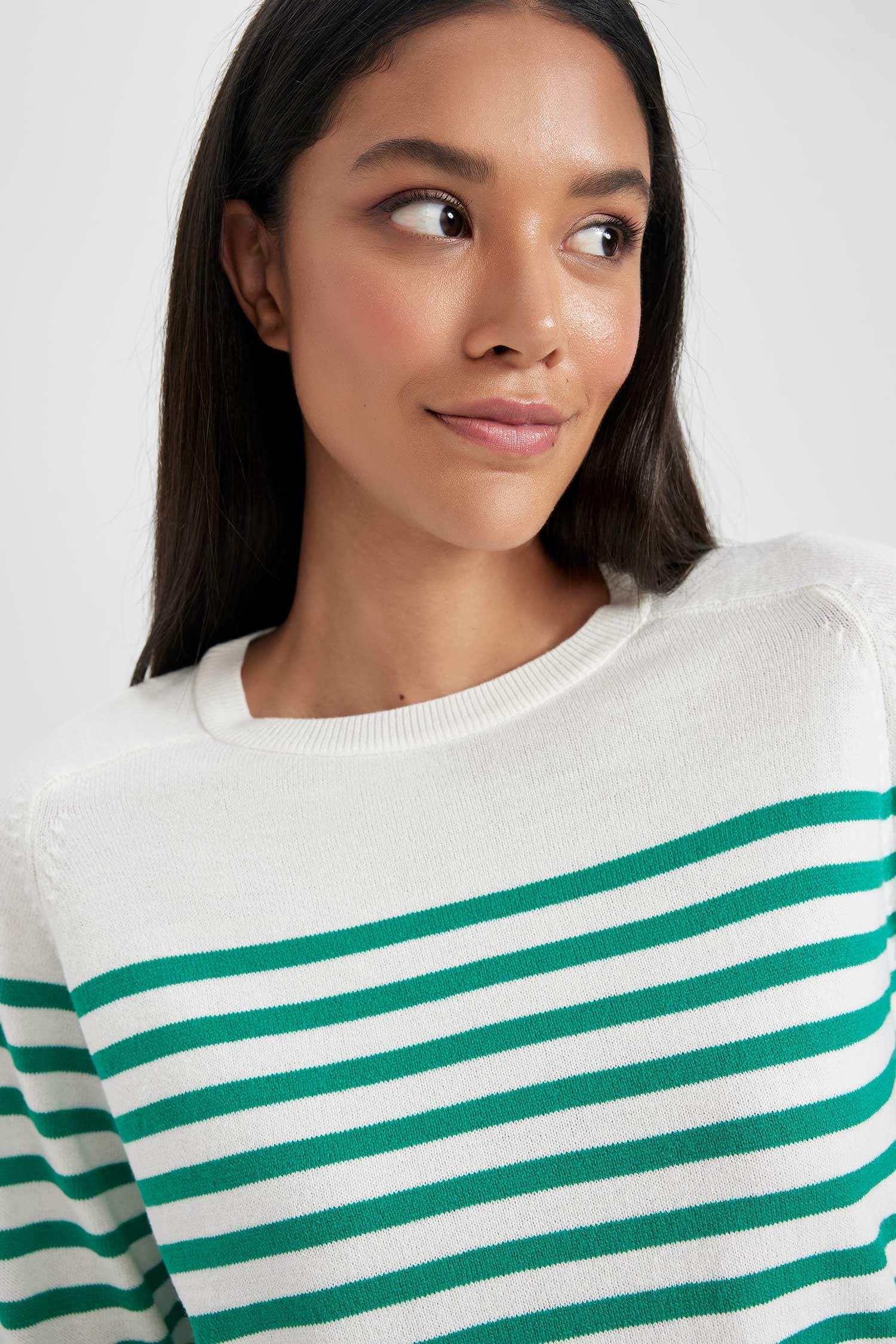 بلوز صوف مخطط قصة عادية بياخة مستديرة