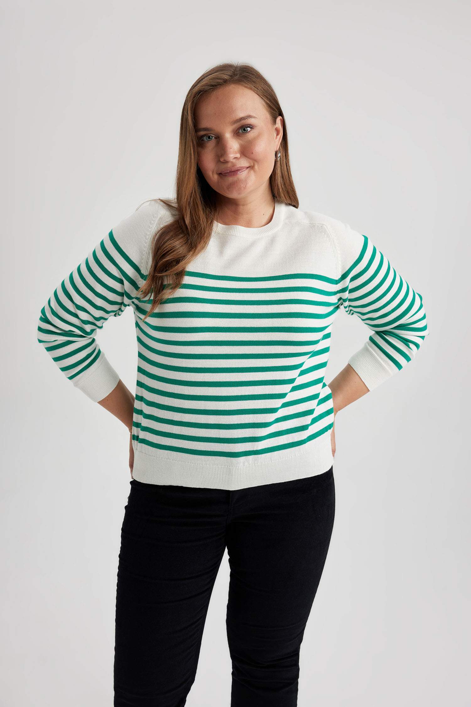 بلوز صوف مخطط قصة عادية بياخة مستديرة