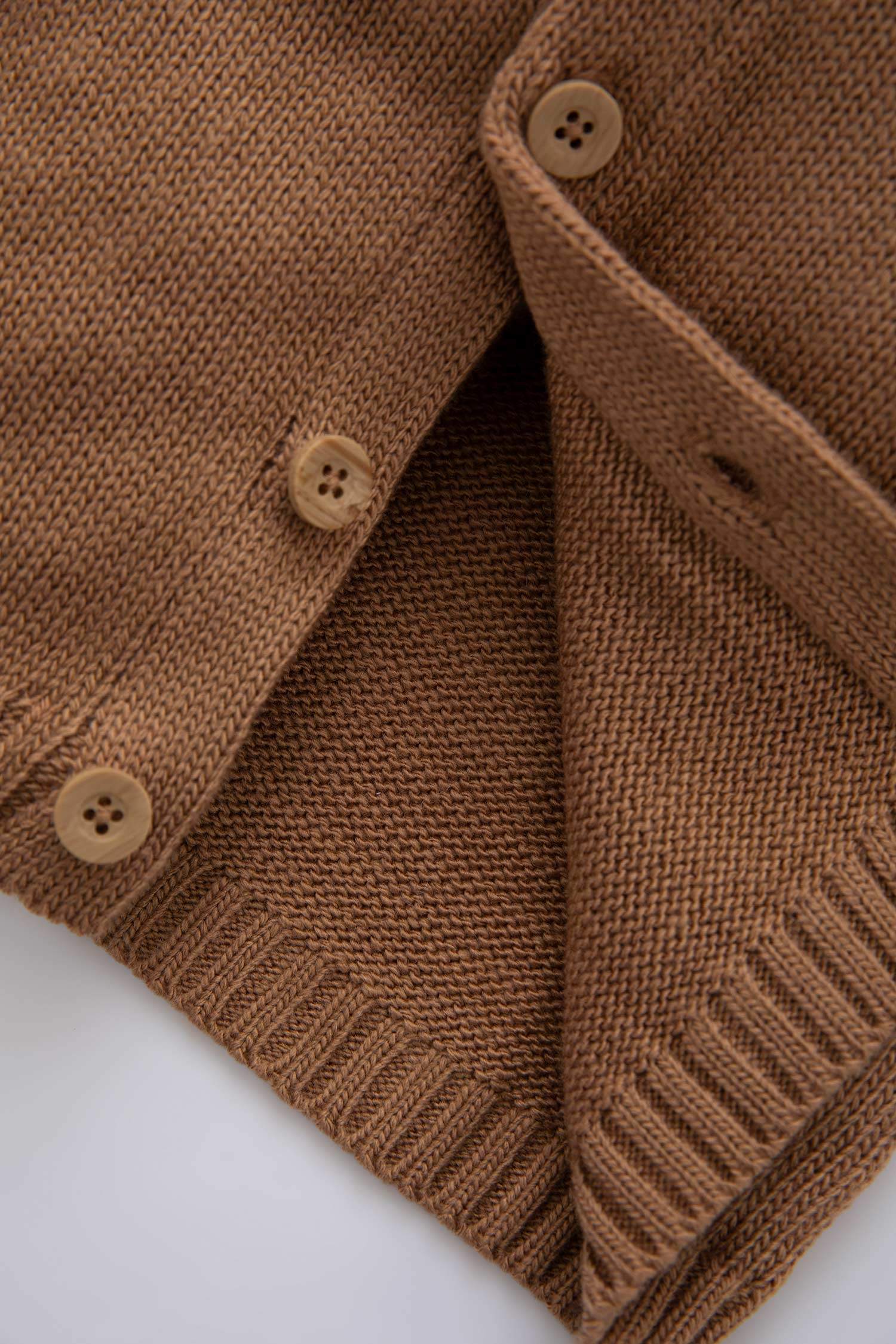 سويتر تريكو بقصة عادية وغطاء للرأس