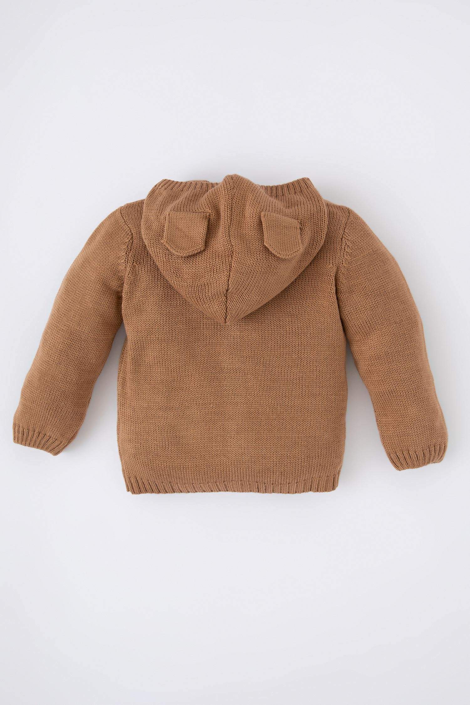 سويتر تريكو بقصة عادية وغطاء للرأس