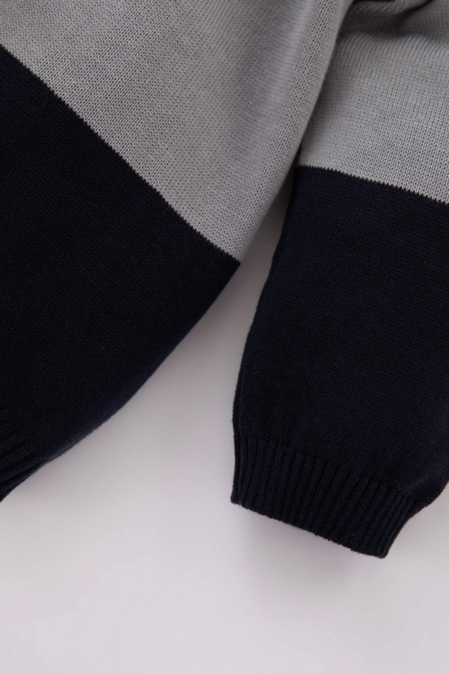 سويتر تريكو بقصة عادية وياقة مستديرة