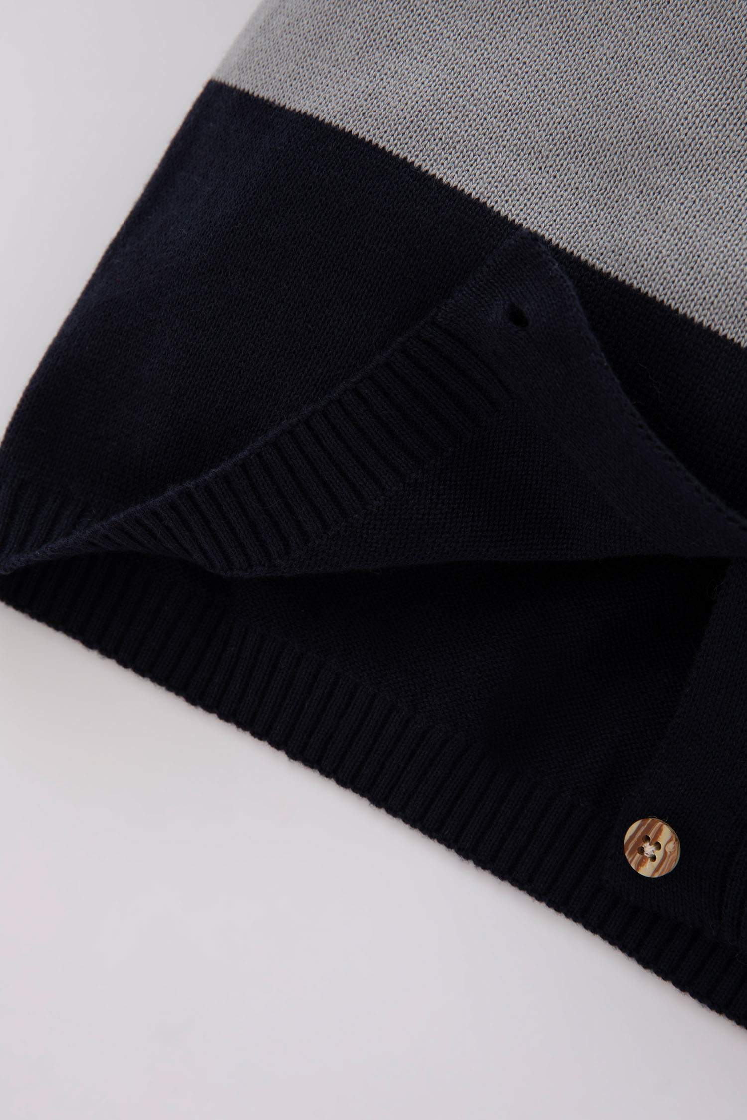 سويتر تريكو بقصة عادية وياقة مستديرة