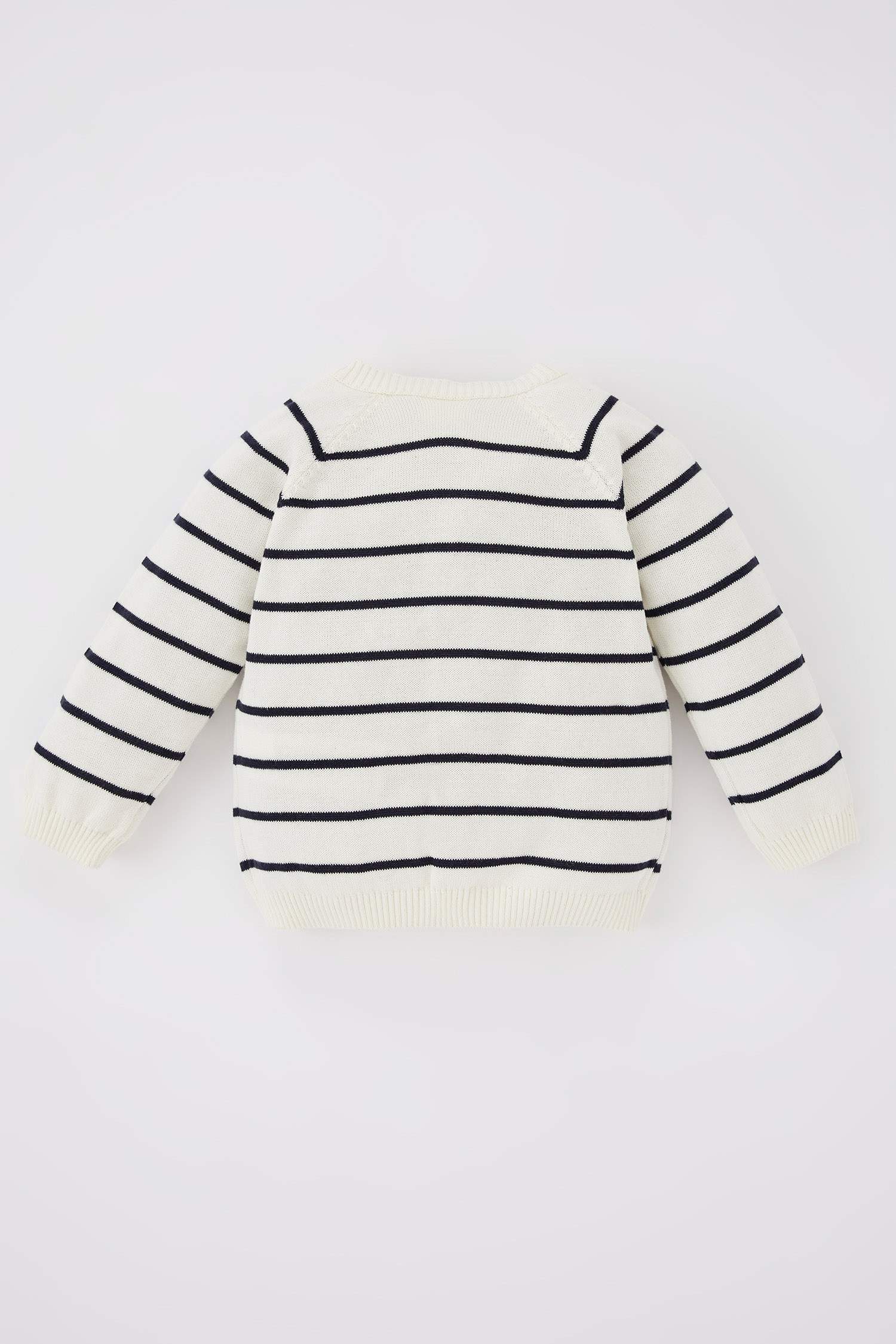 كارديجان تريكو قصة عادية وياقة مستديرة