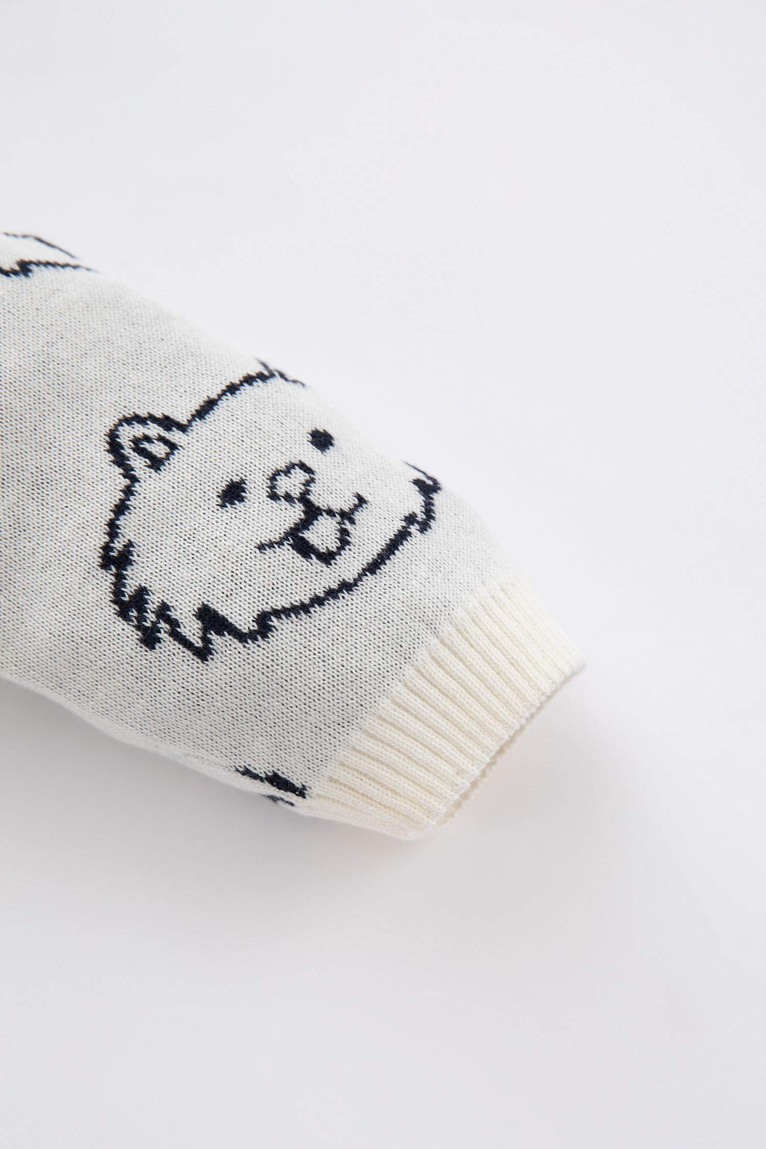 سويتر تريكو بقصة عادية وياقة مستديرة