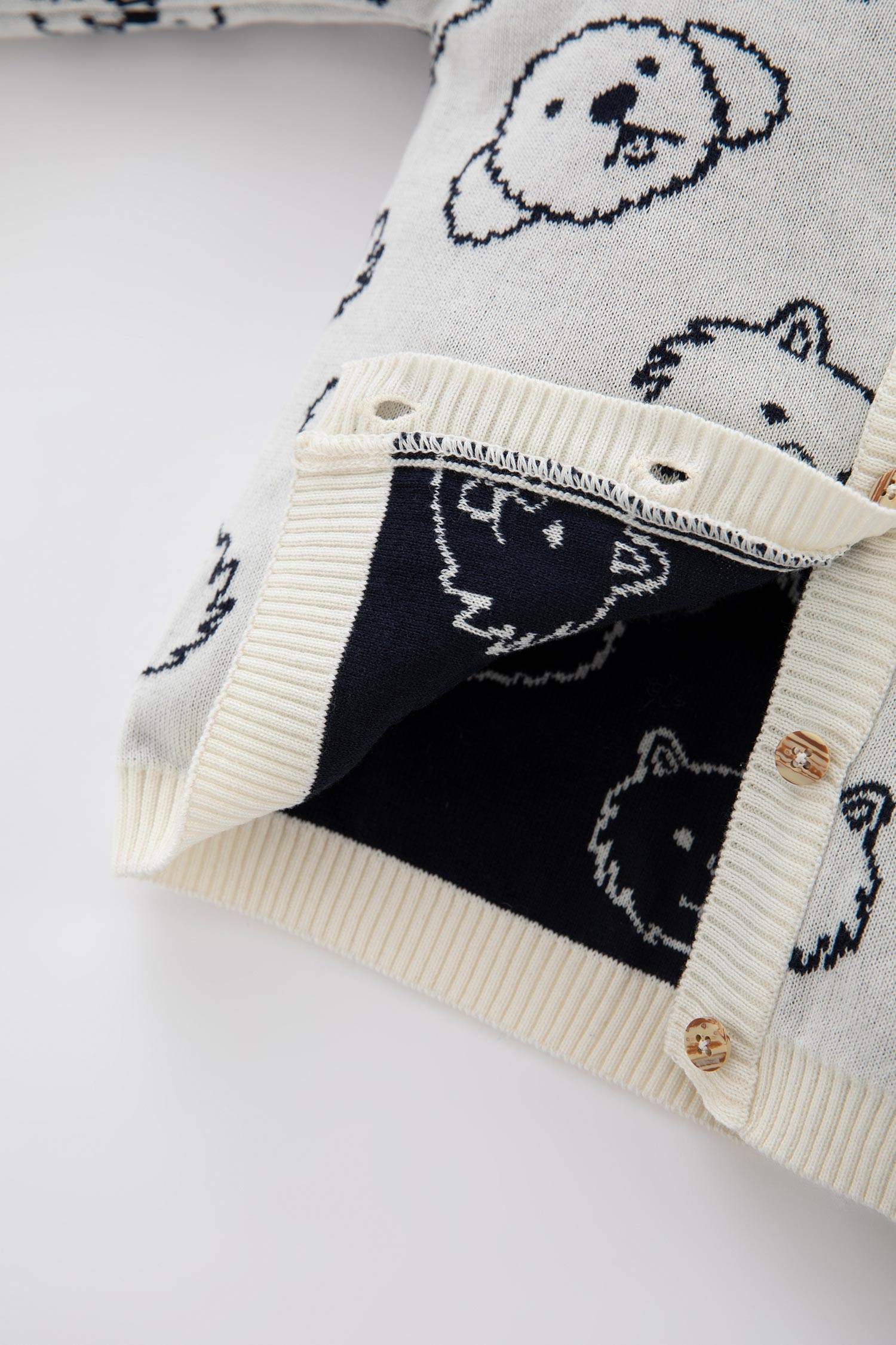 سويتر تريكو بقصة عادية وياقة مستديرة