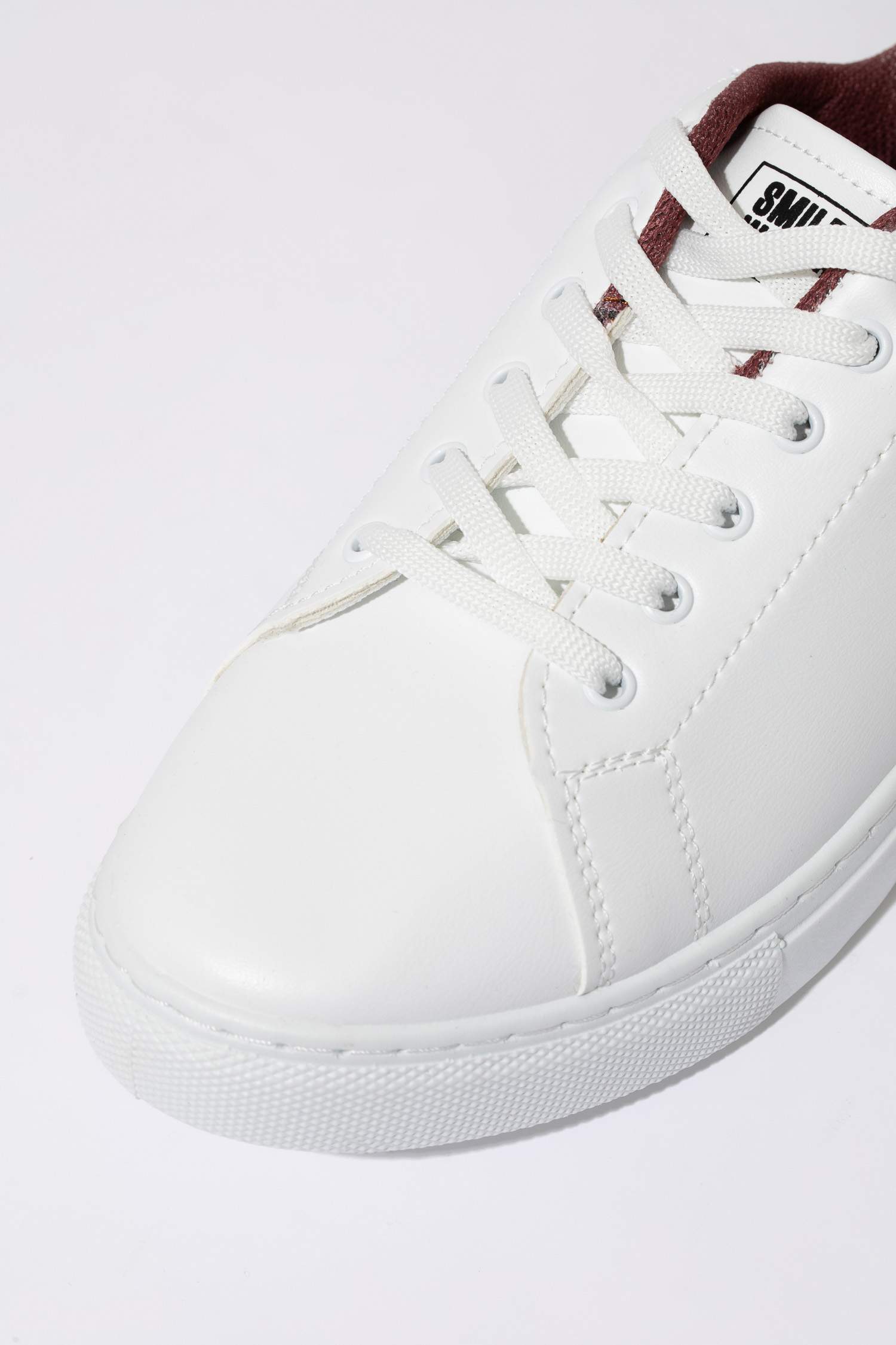 سنيكرز جلد صناعي برباط من سمايلي