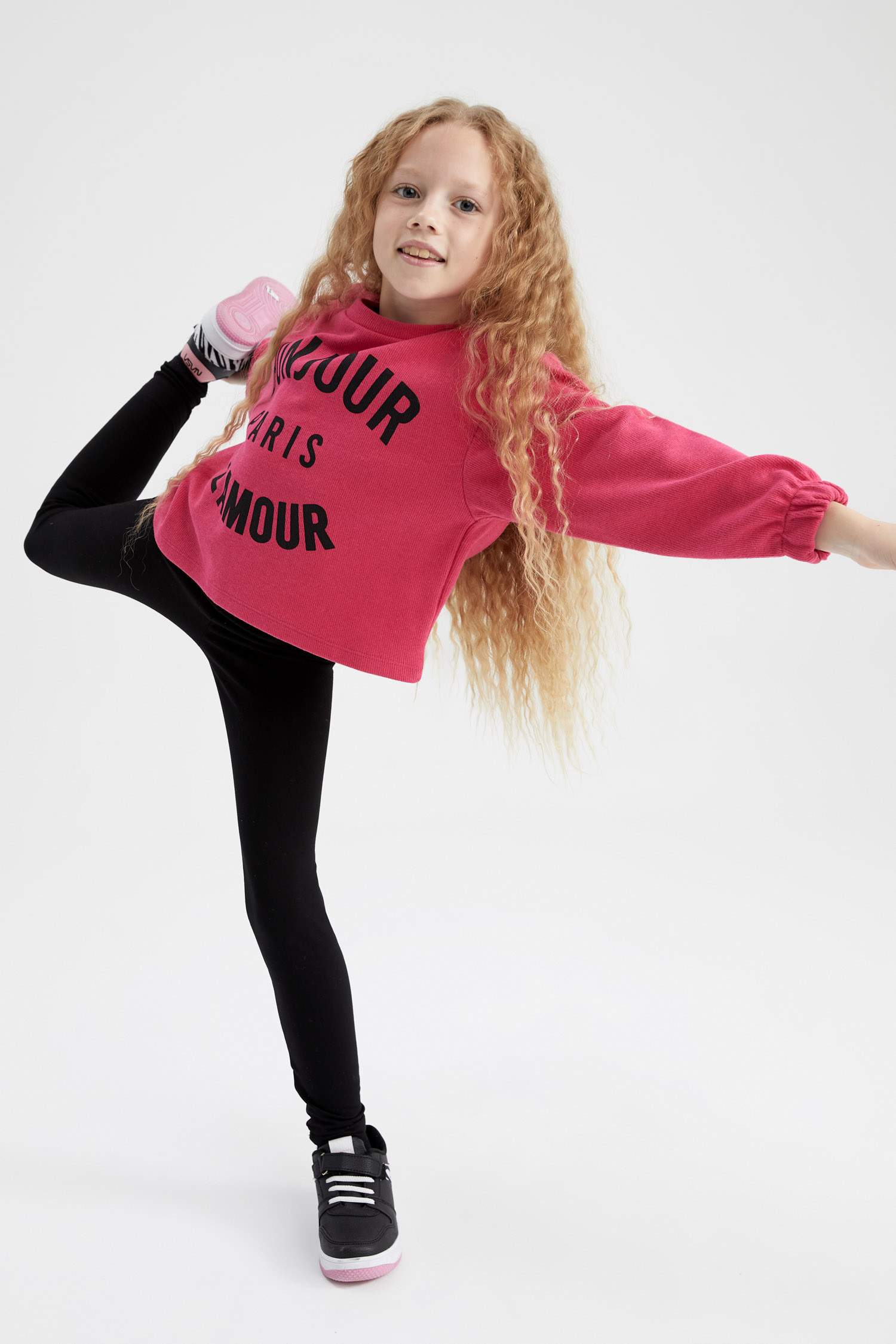 سويت شيرت من قماش ثيسالونيكي بقصة قصيرة ياقة مستديرة