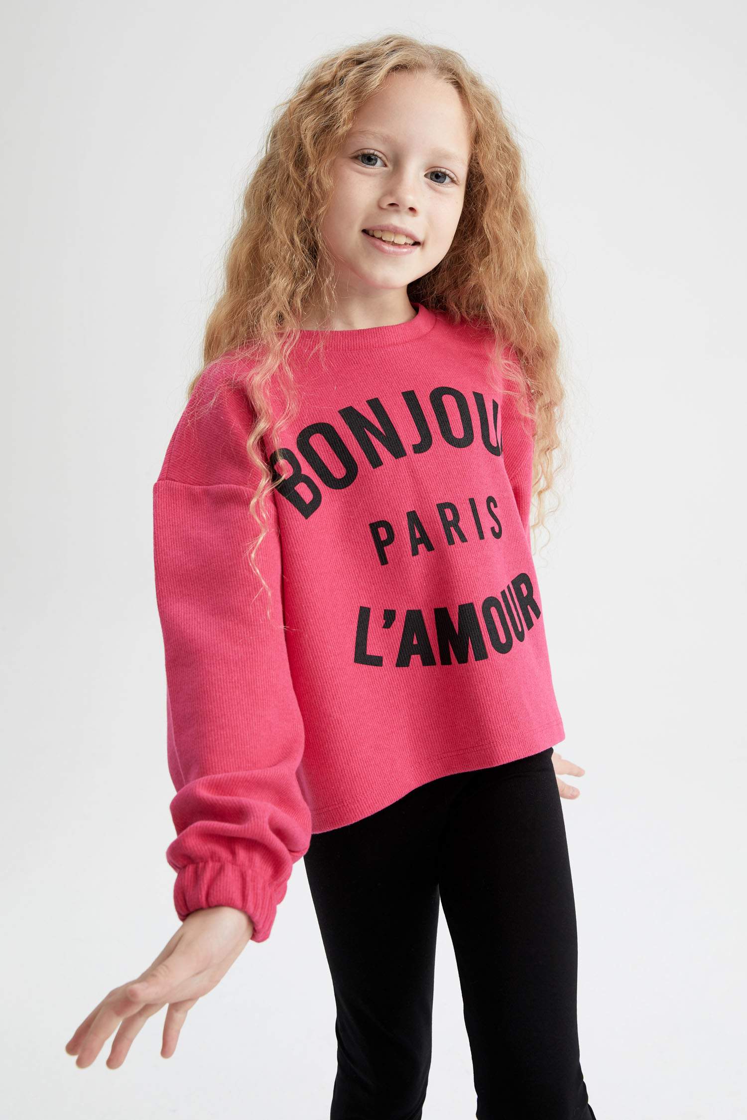 سويت شيرت من قماش ثيسالونيكي بقصة قصيرة ياقة مستديرة