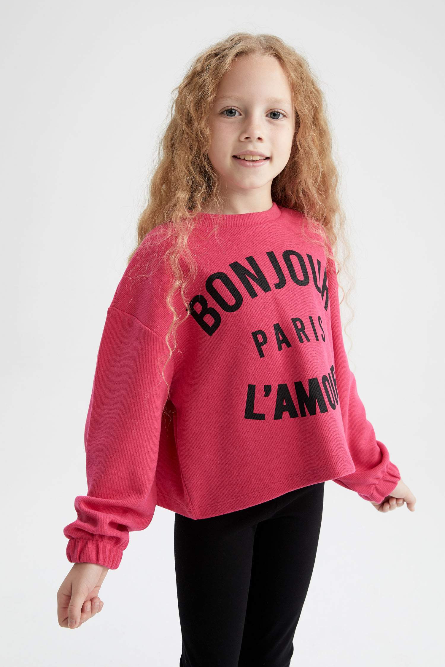 سويت شيرت من قماش ثيسالونيكي بقصة قصيرة ياقة مستديرة