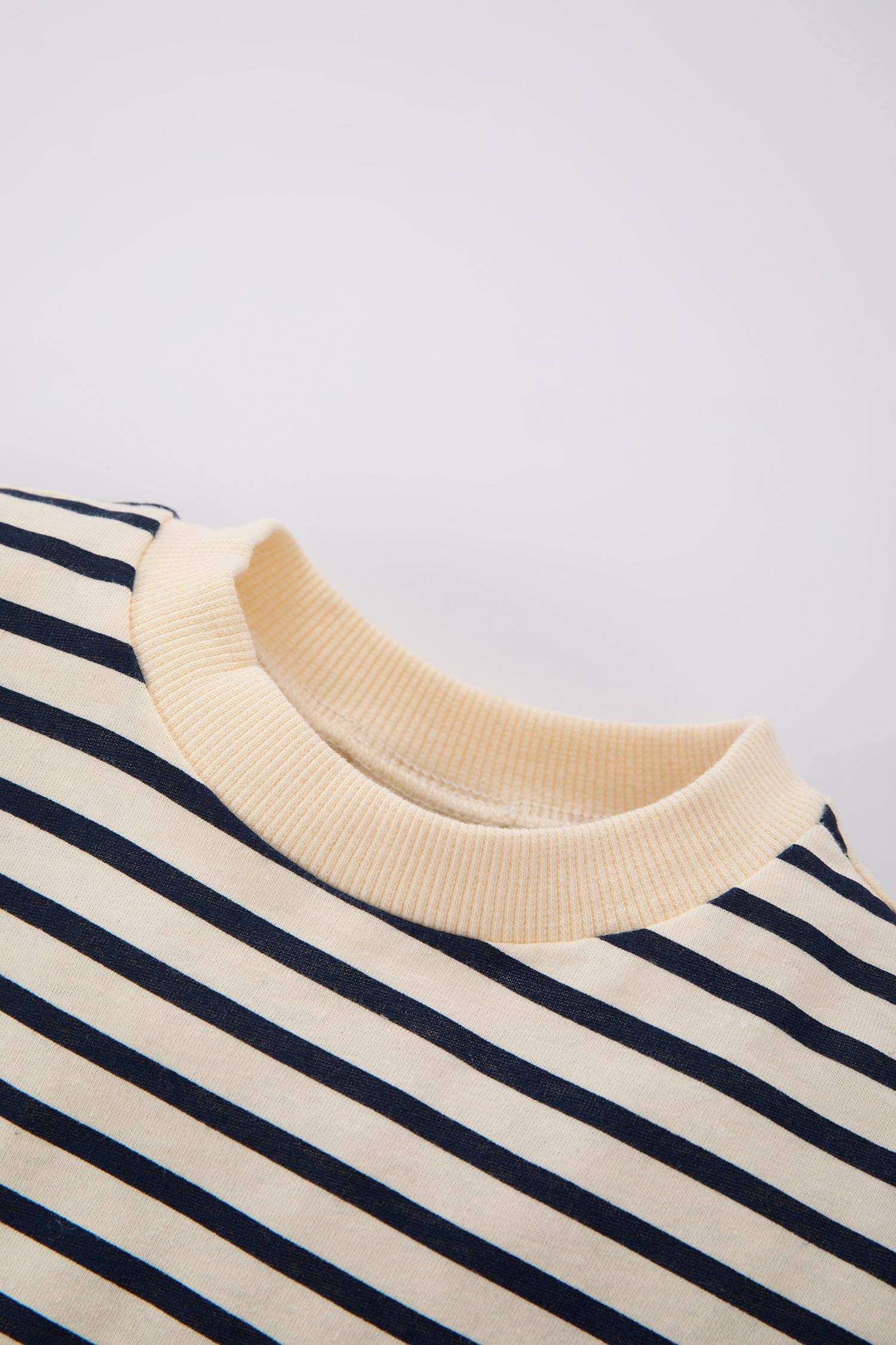 تيشيرت مخطط ولادي قصة عادية - قطعتين