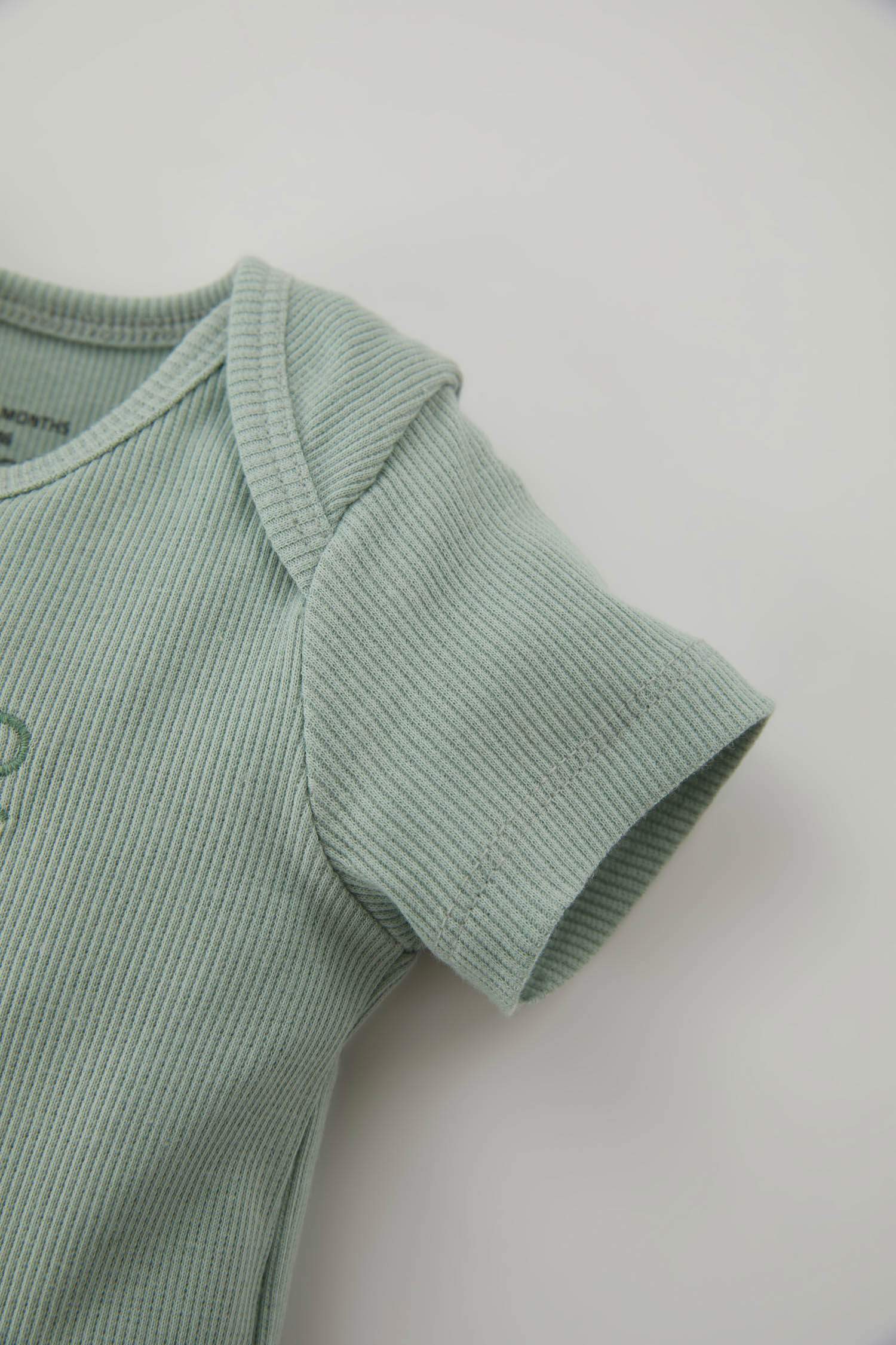 طقم اولادي مطرز مضلع - قطعتين