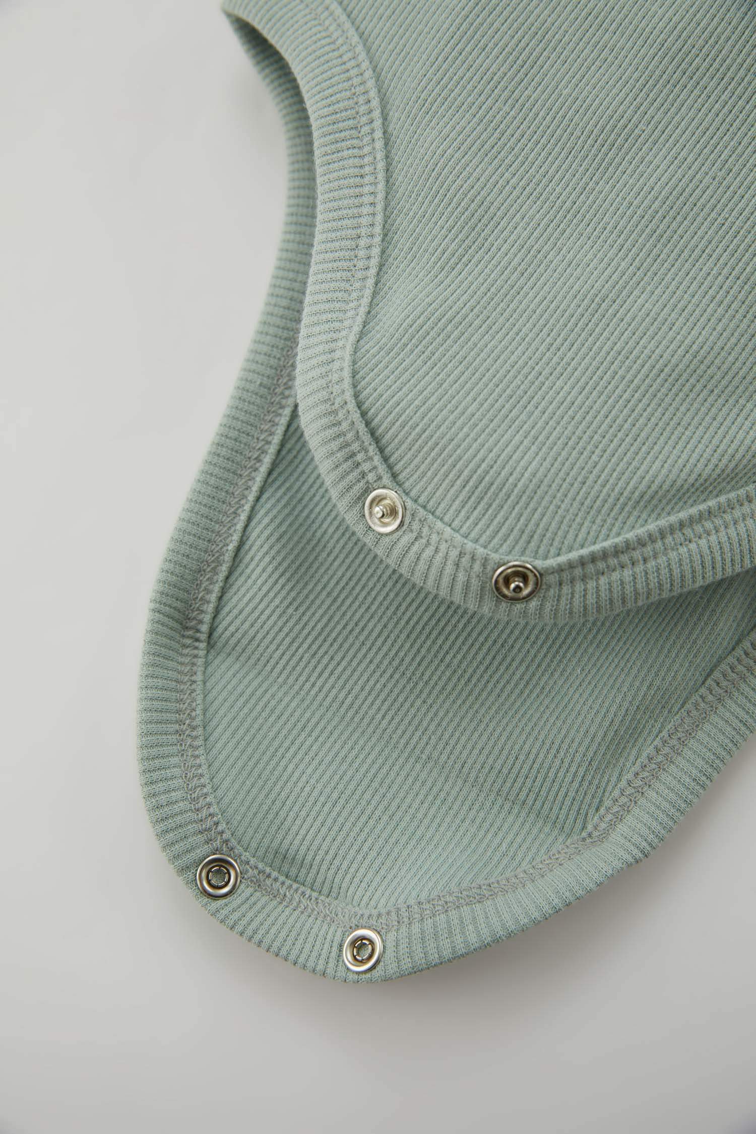 طقم اولادي مطرز مضلع - قطعتين