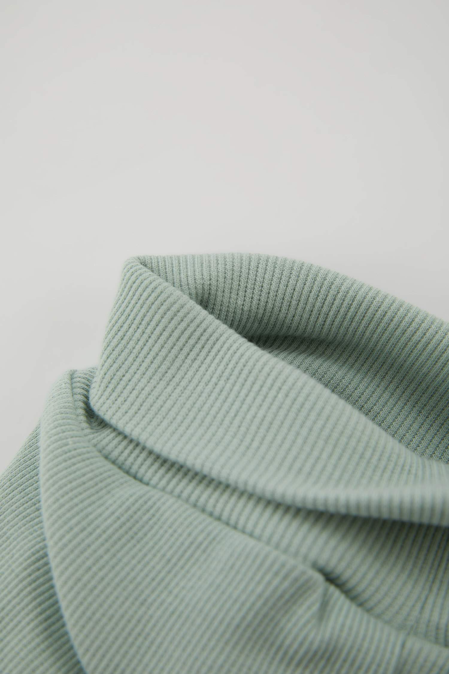 طقم اولادي مطرز مضلع - قطعتين