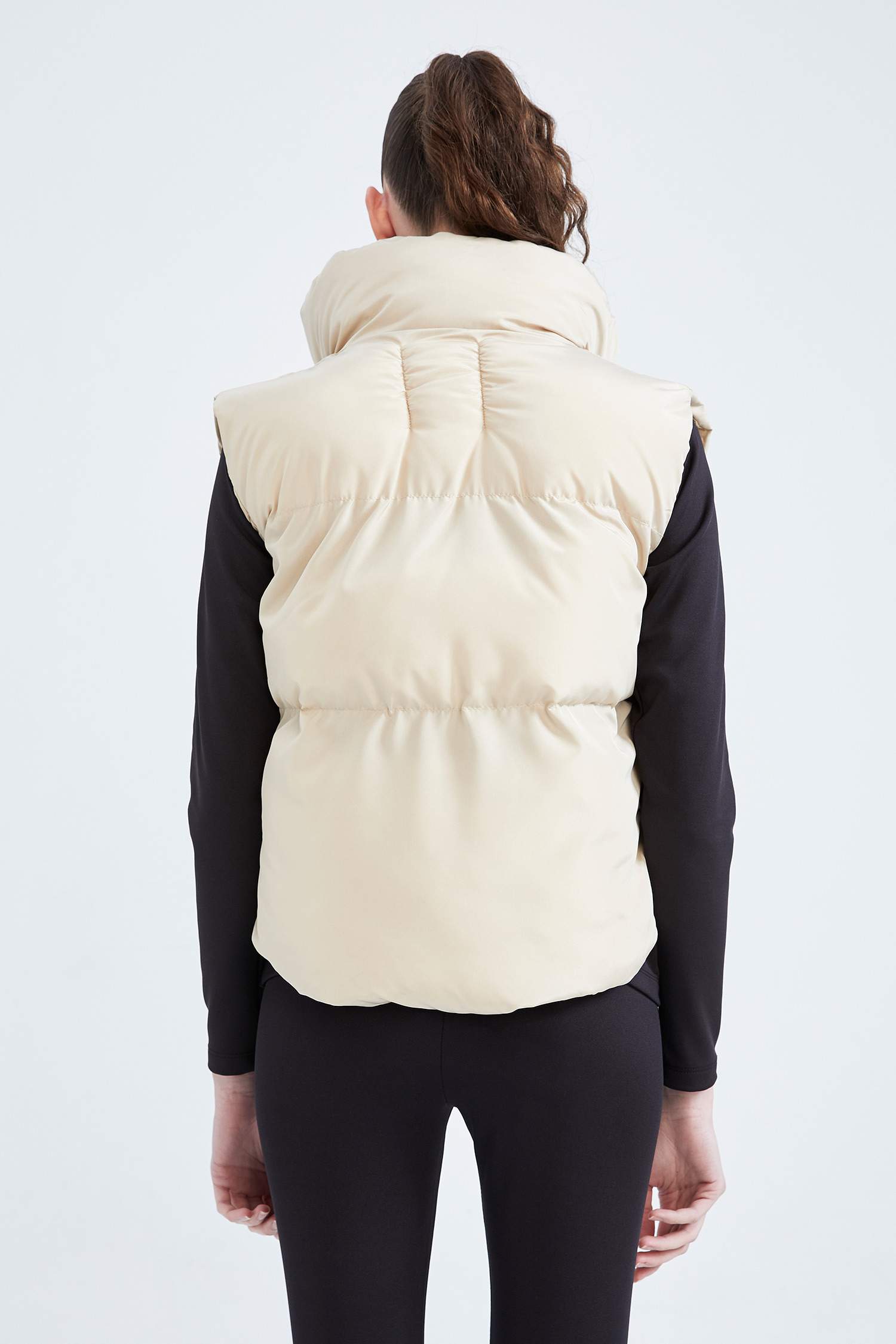 Жилет приталенного кроя