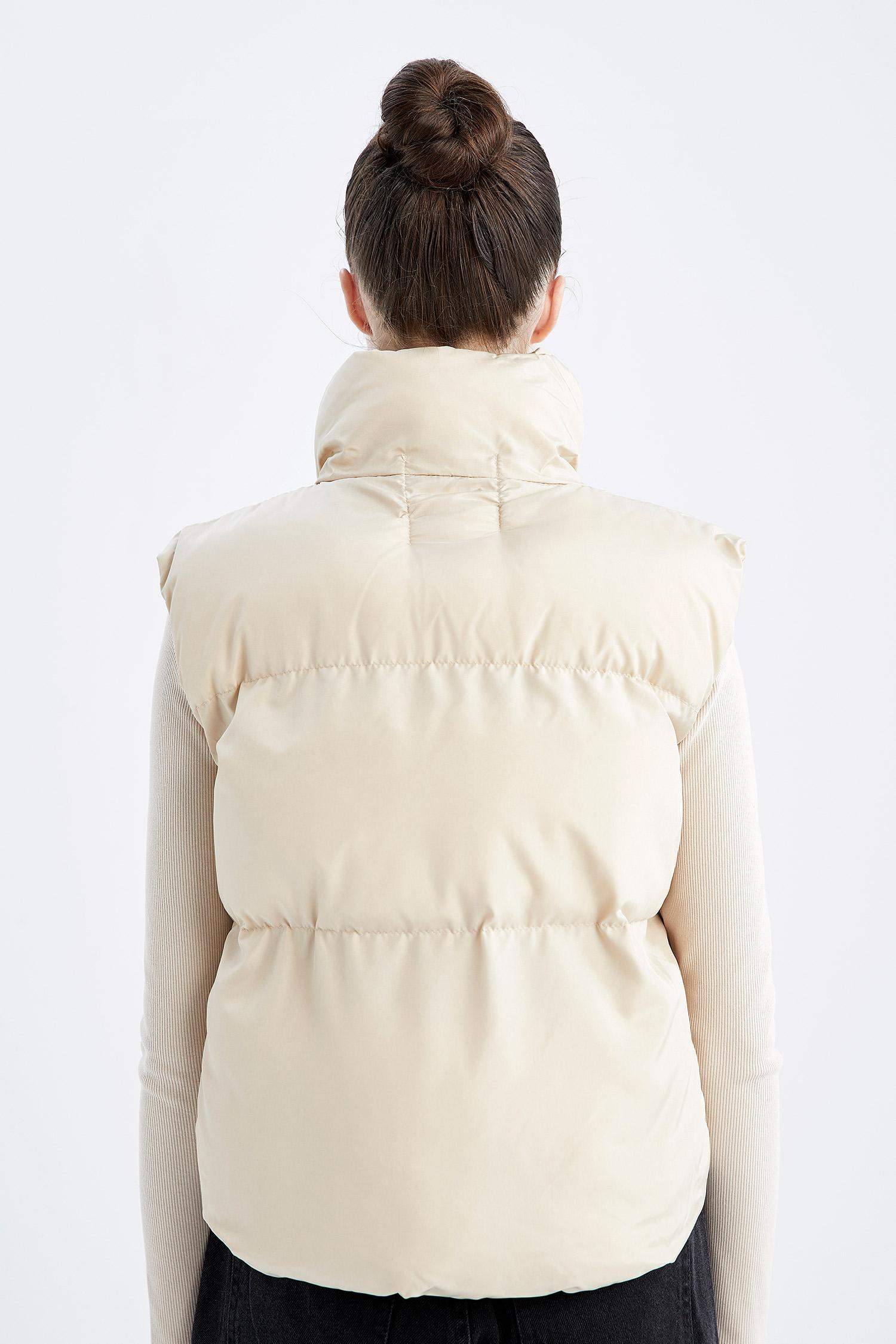 Жилет приталенного кроя