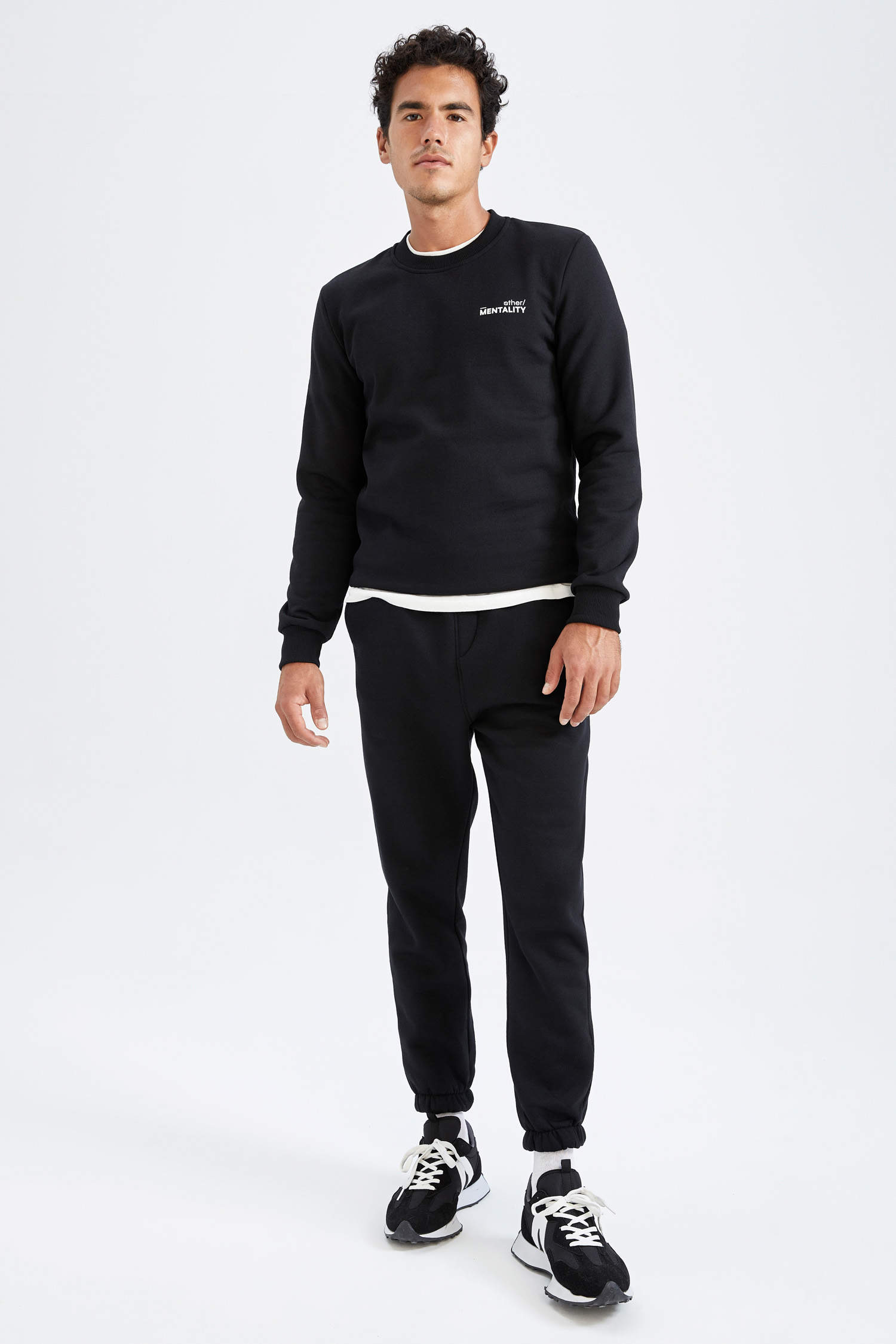 Black MEN Slim Fit Printed Sweatshirt 2702764 | DeFacto