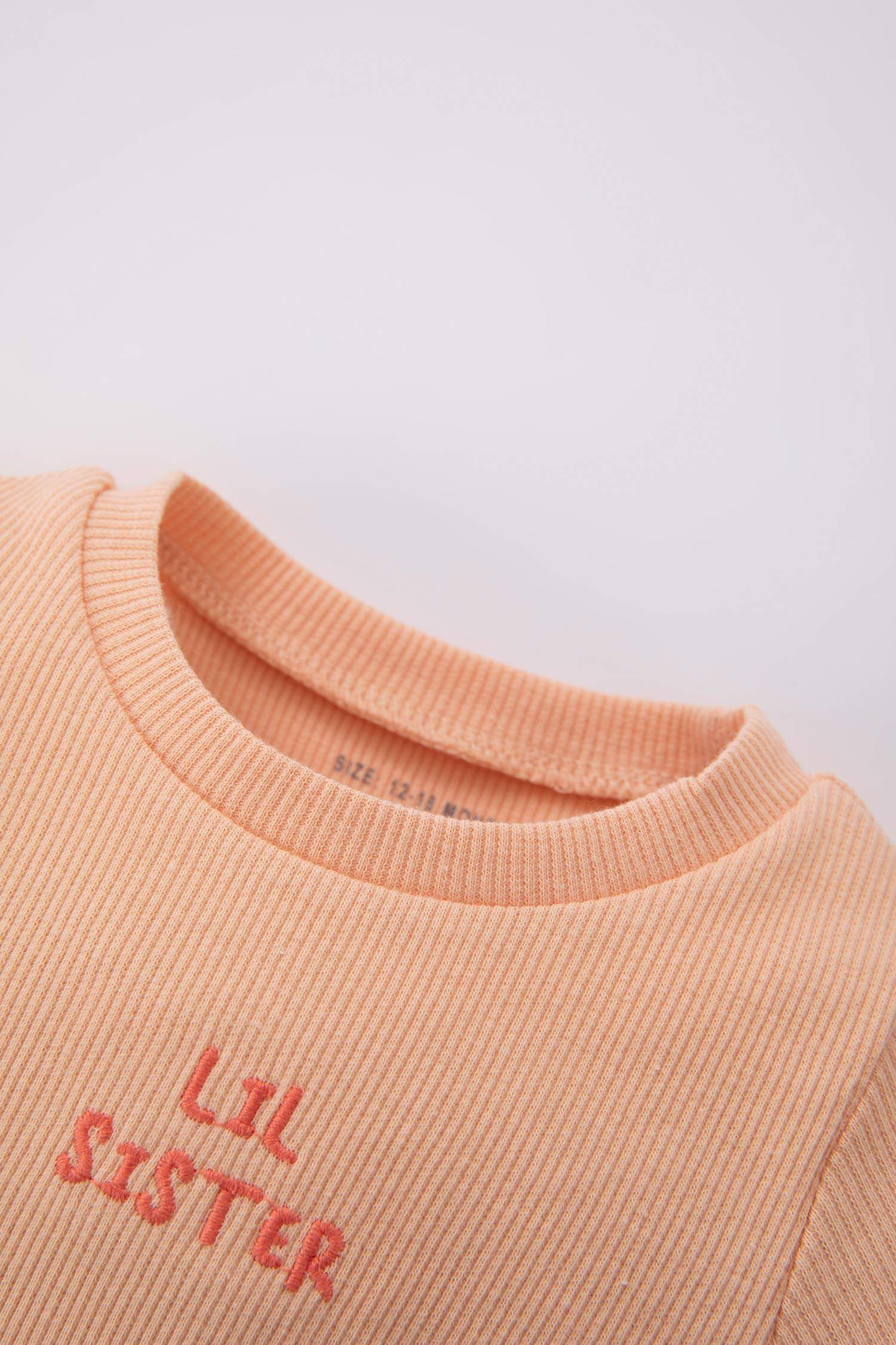 طقم بناتي مطرز ريبانا برقبة مستديرة - قطعتين