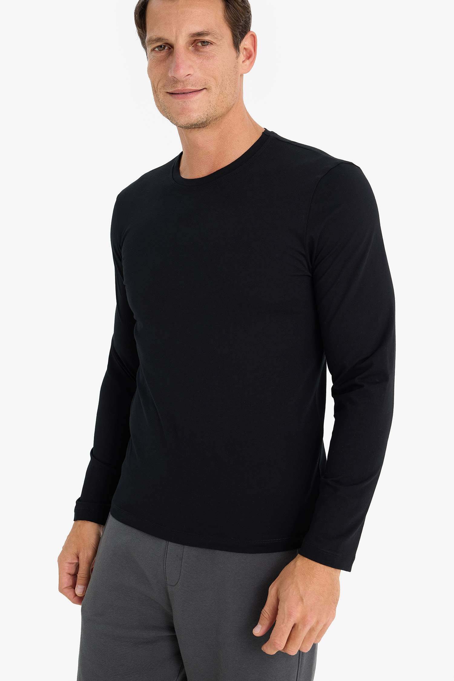 Футболка приталеноого кроя с длинным рукавом и круглым вырезом