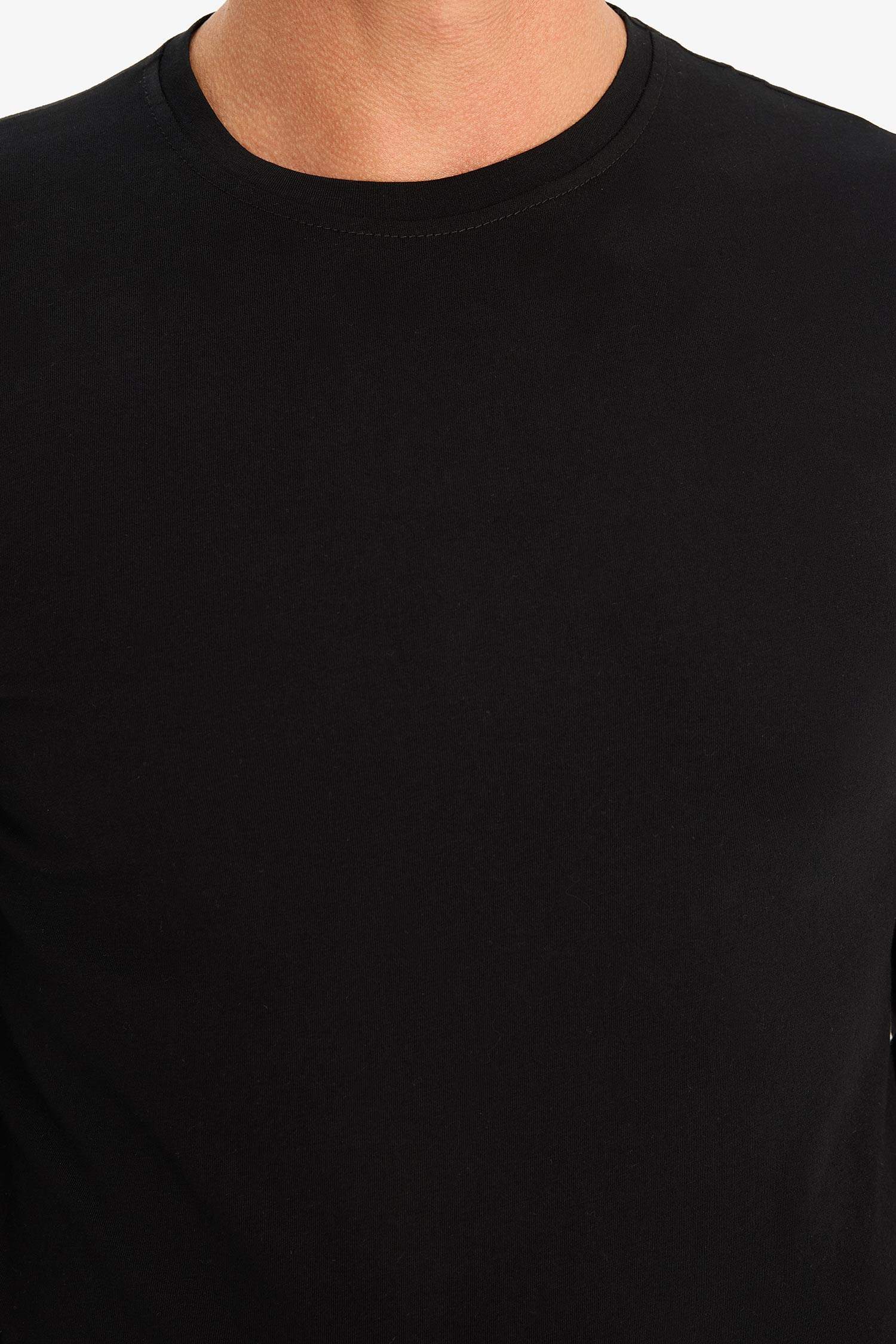 Футболка приталеноого кроя с длинным рукавом и круглым вырезом