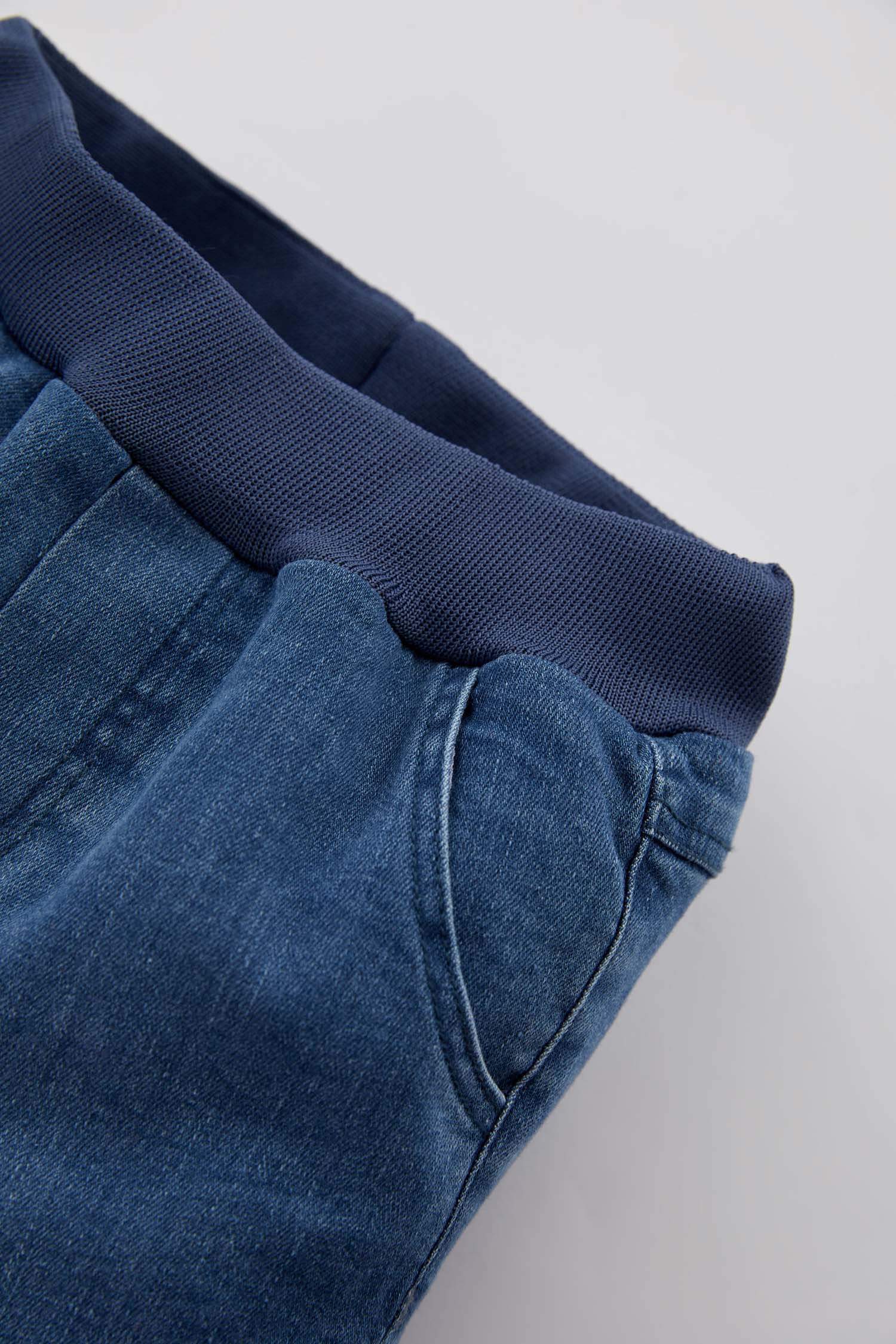 بنطلون جينز ستاندارت فيت