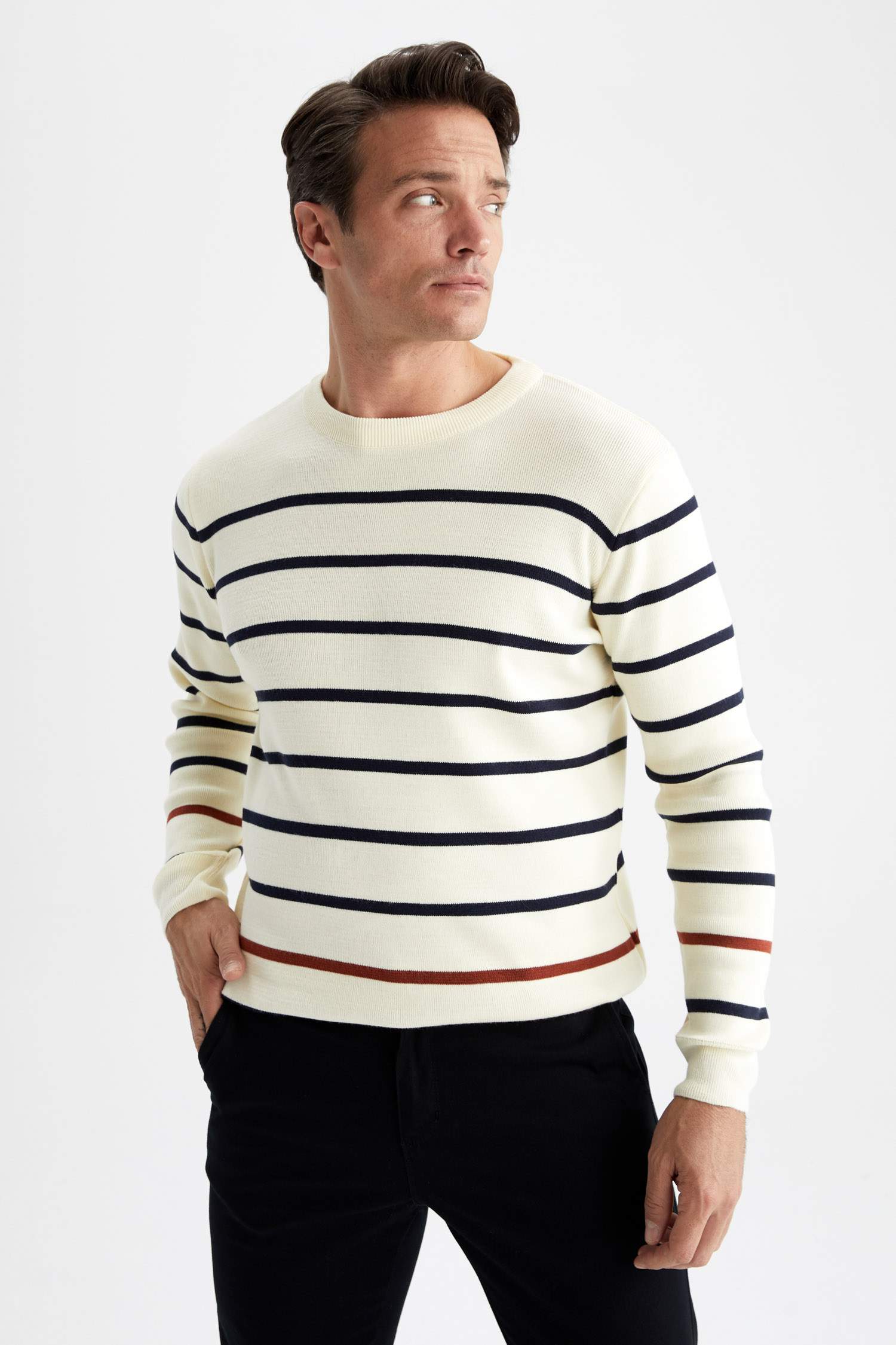 Свитер стандартного кроя в полоску с круглым вырезом