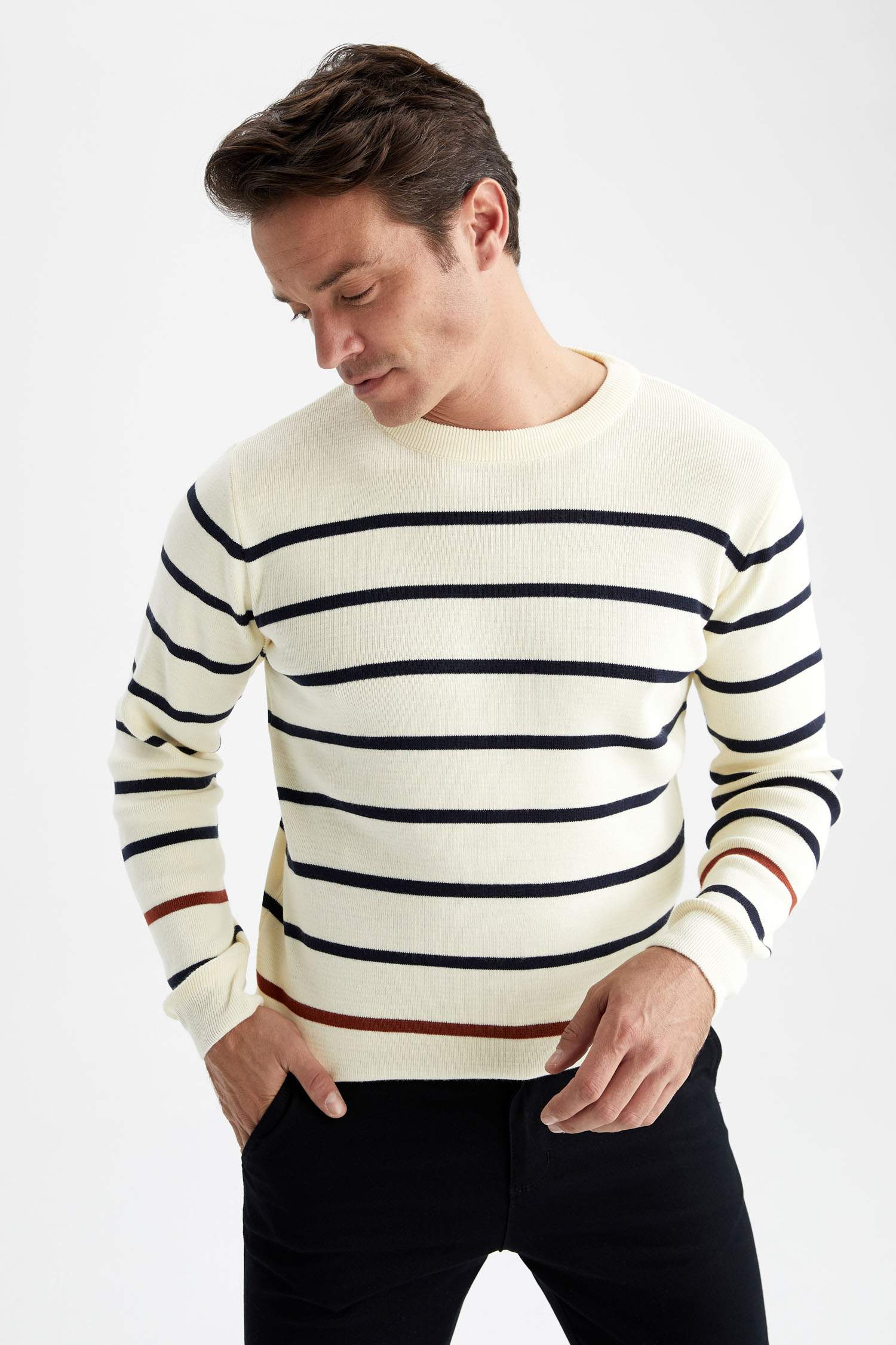Свитер стандартного кроя в полоску с круглым вырезом