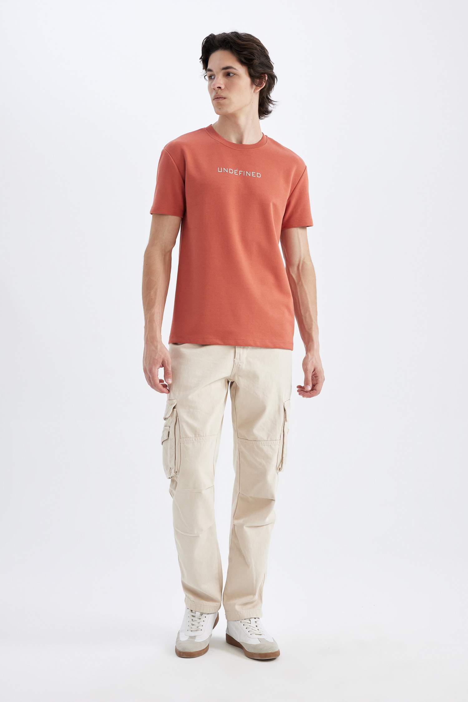 تيشيرت نص كم قصة عادية برقبة مستديرة