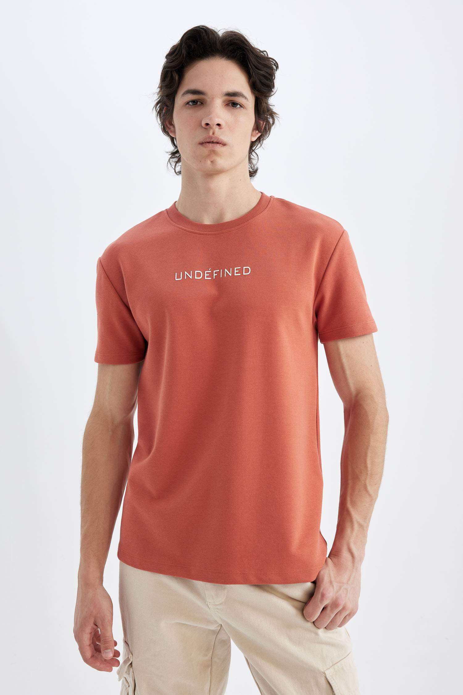 تيشيرت نص كم قصة عادية برقبة مستديرة