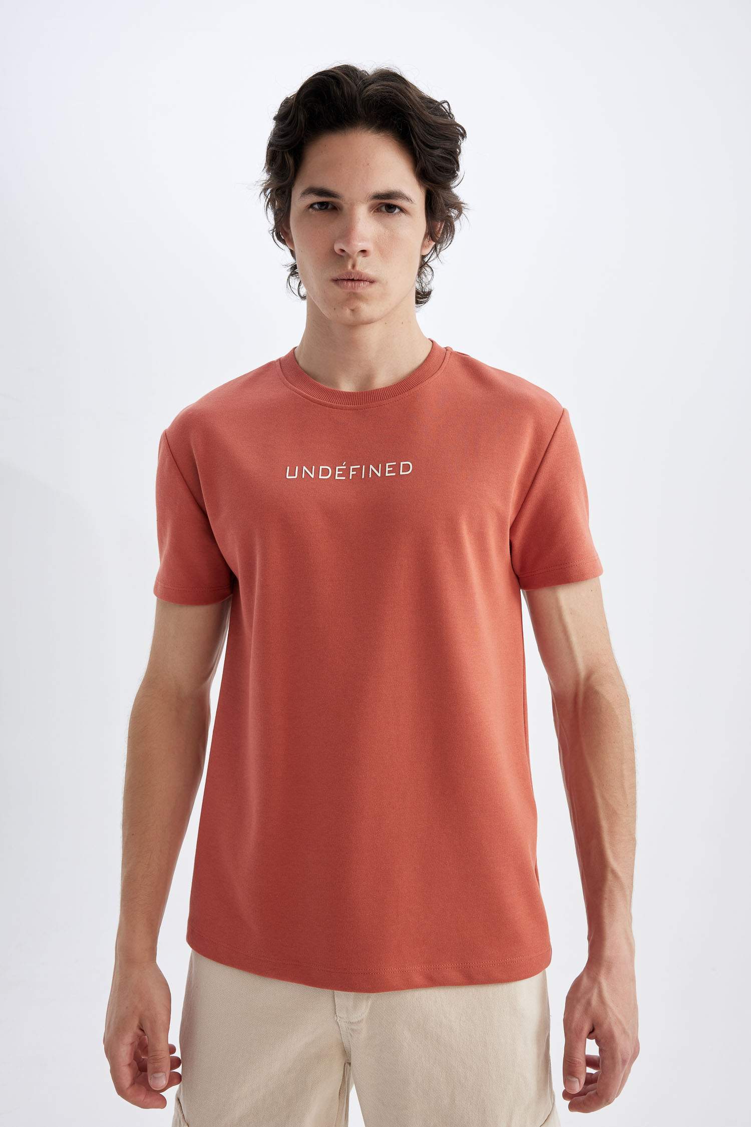 تيشيرت نص كم قصة عادية برقبة مستديرة