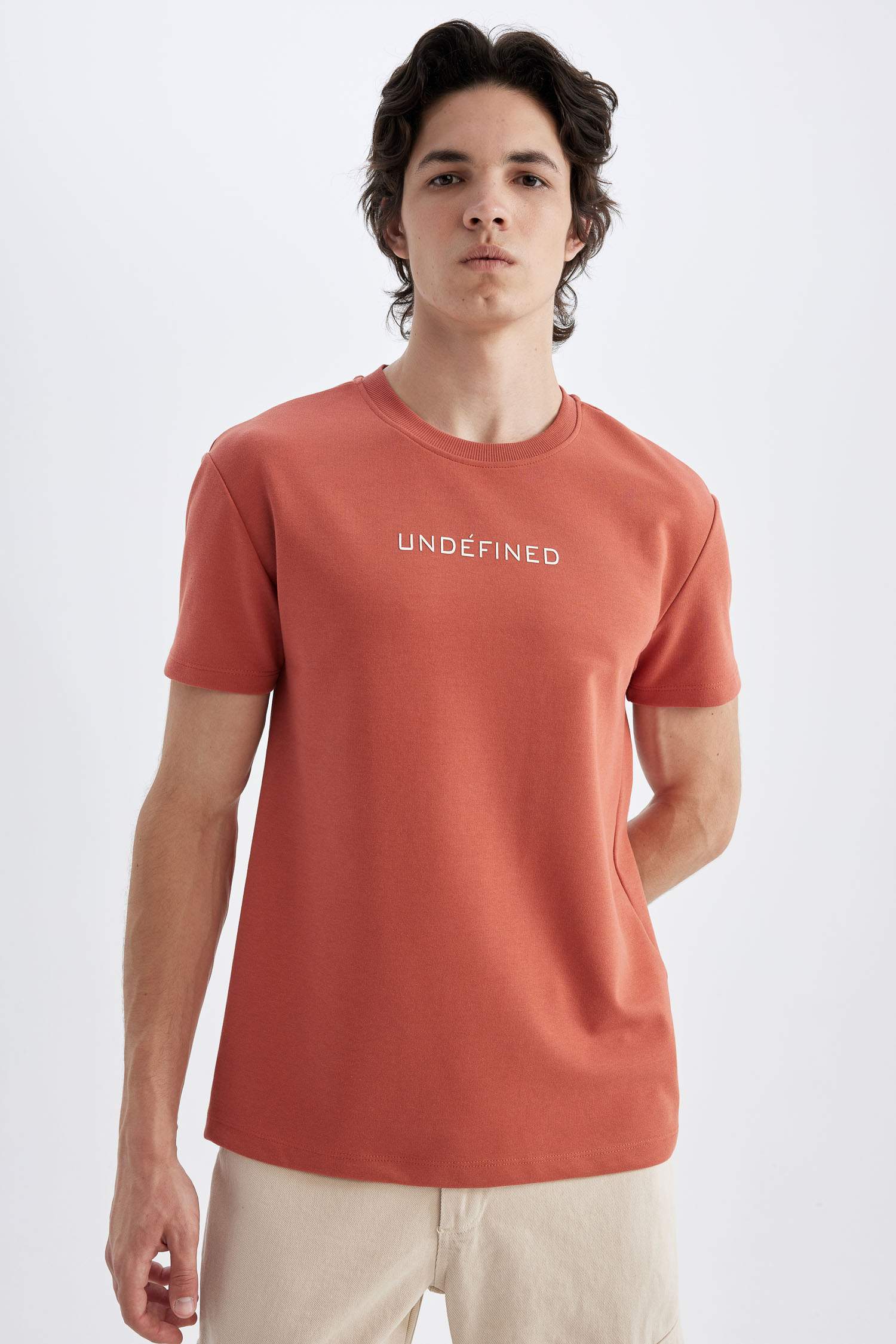 تيشيرت نص كم قصة عادية برقبة مستديرة