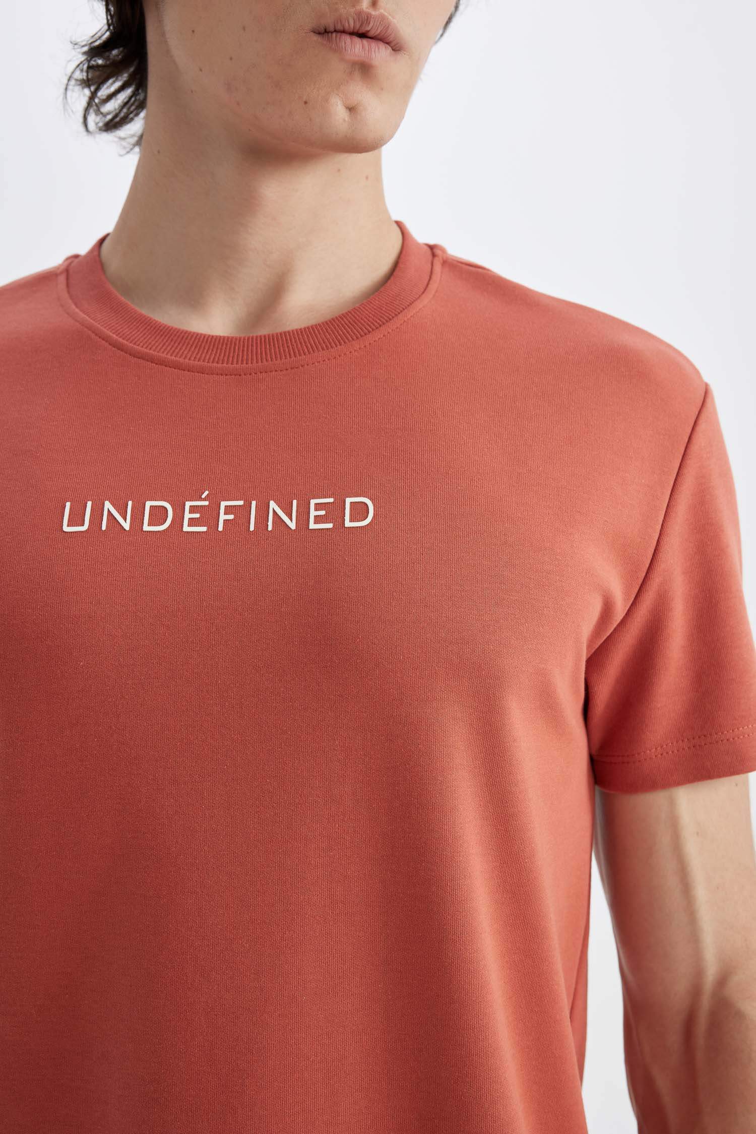 تيشيرت نص كم قصة عادية برقبة مستديرة