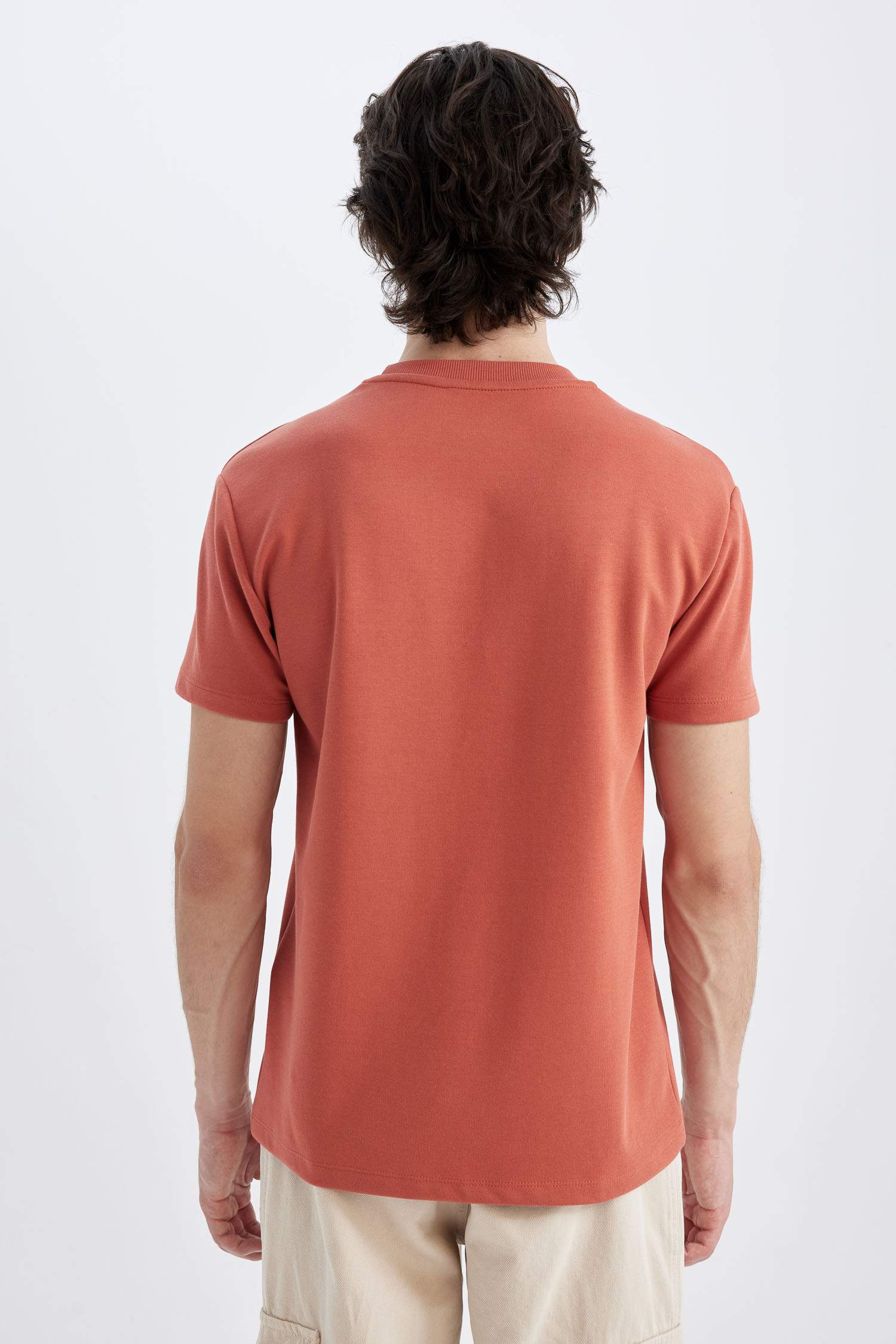 تيشيرت نص كم قصة عادية برقبة مستديرة