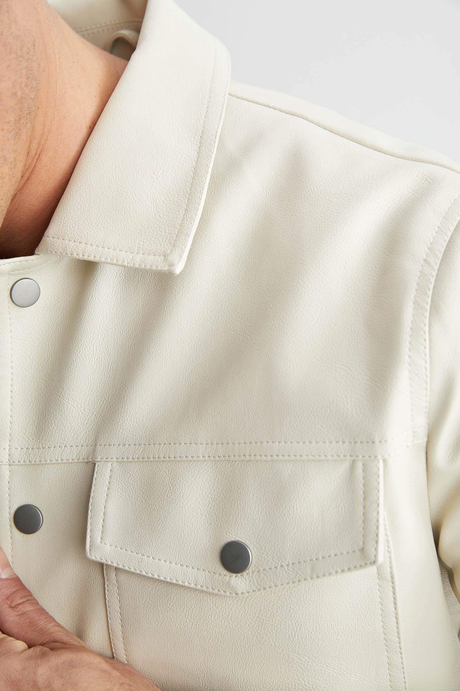 Кожаная куртка приталенного кроя с воротником поло