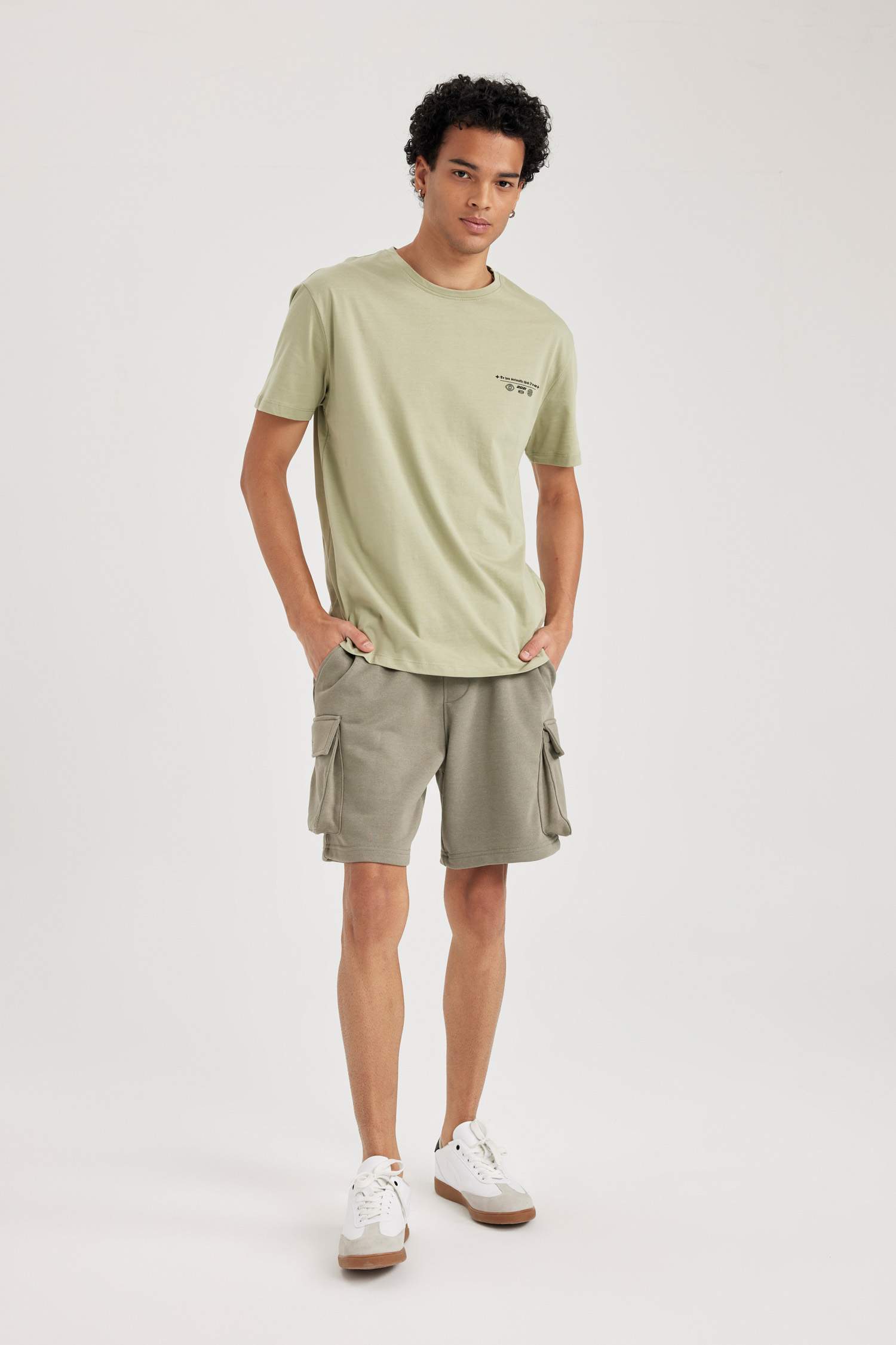 Футболка стандартного кроя с круглым вырезом и принтом