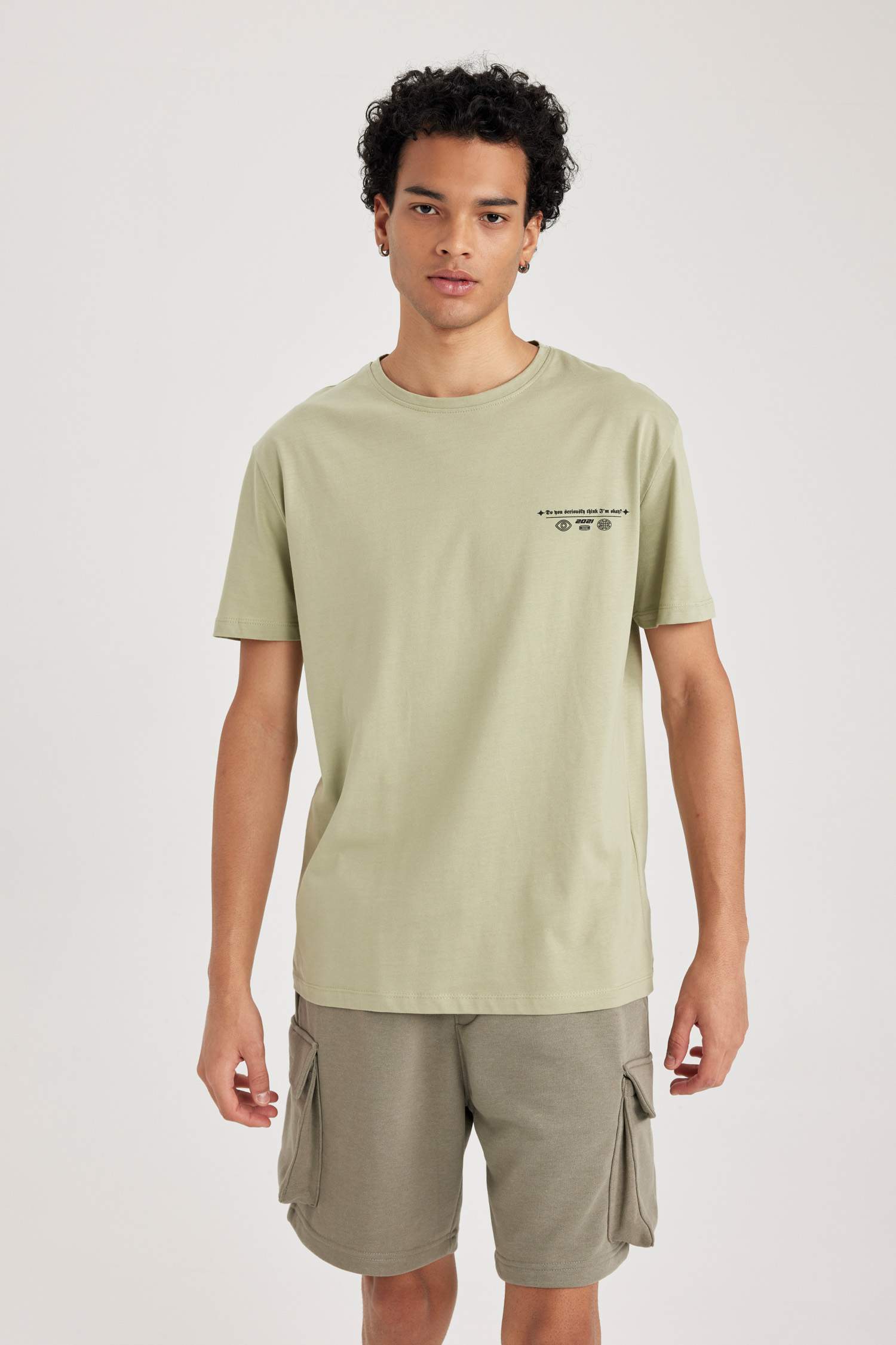 Футболка стандартного кроя с круглым вырезом и принтом