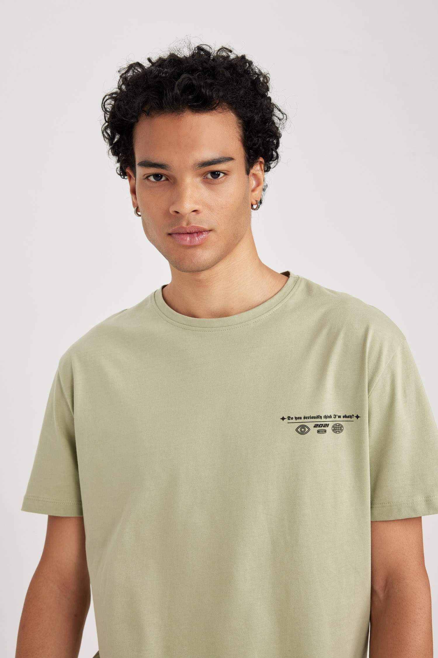 Футболка стандартного кроя с круглым вырезом и принтом