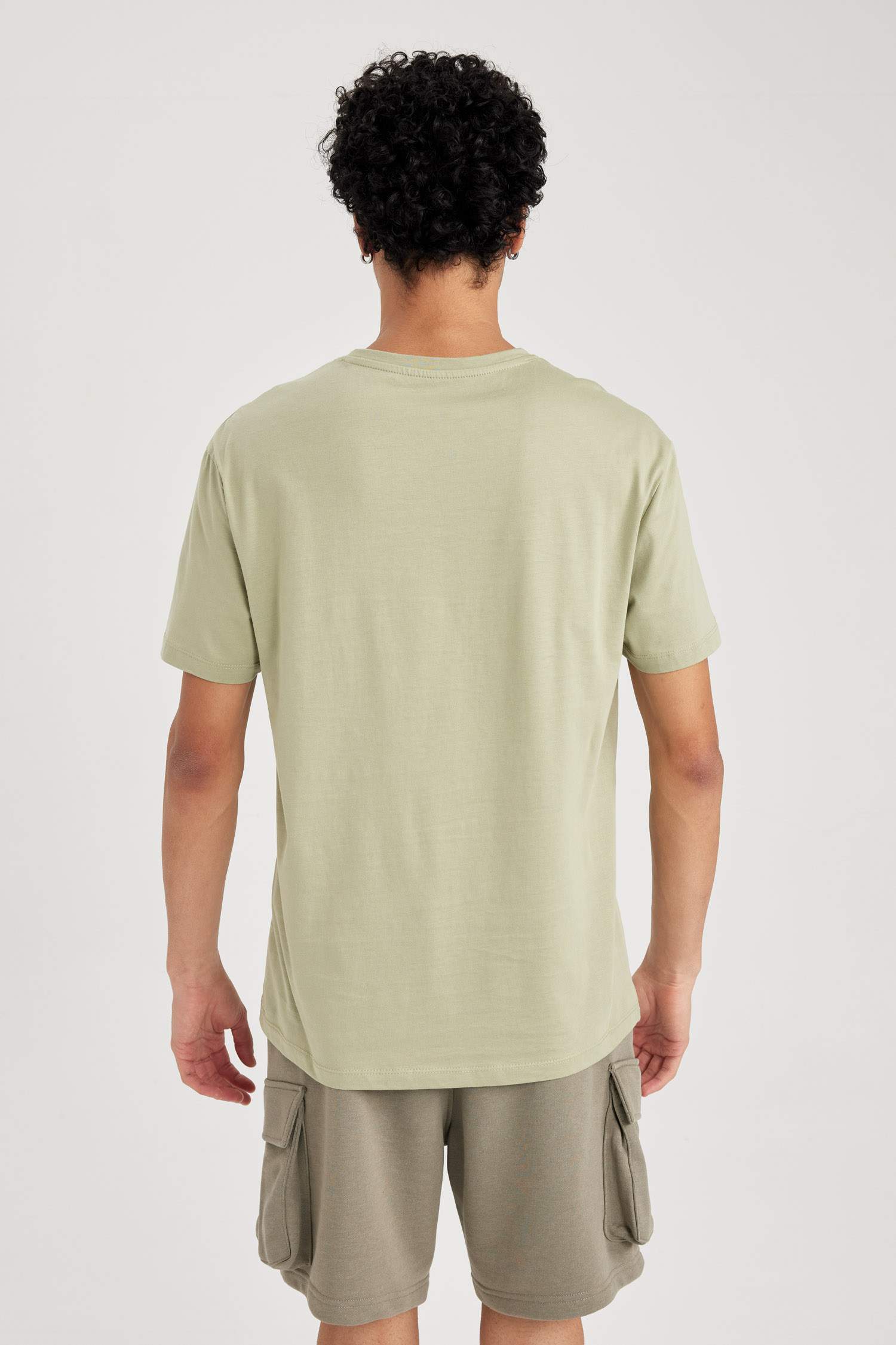 Футболка стандартного кроя с круглым вырезом и принтом