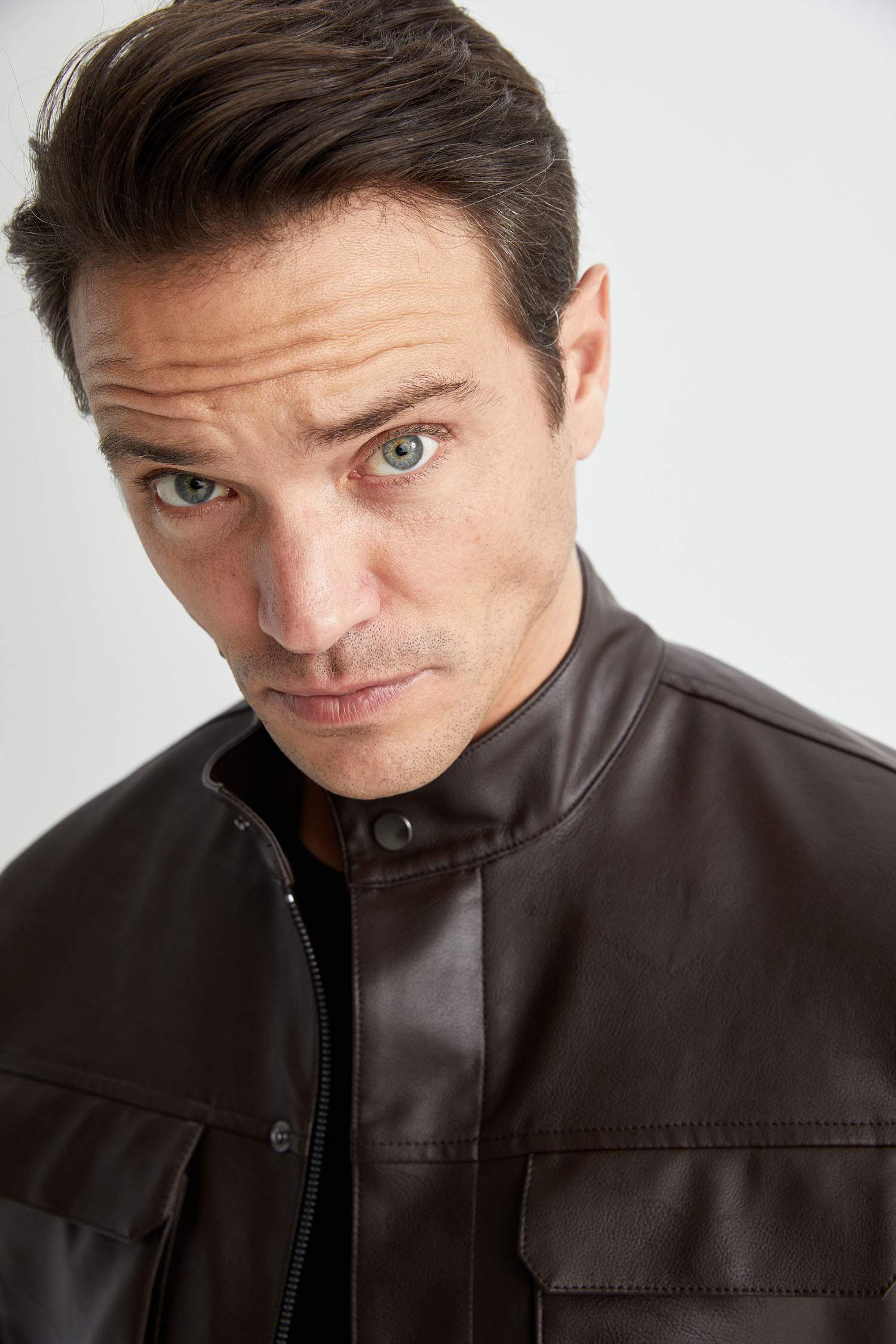 Regular Fit Dik Yaka Fermuarlı Çıtçıt Kapamalı Cepli Suni Deri Mont Ceket