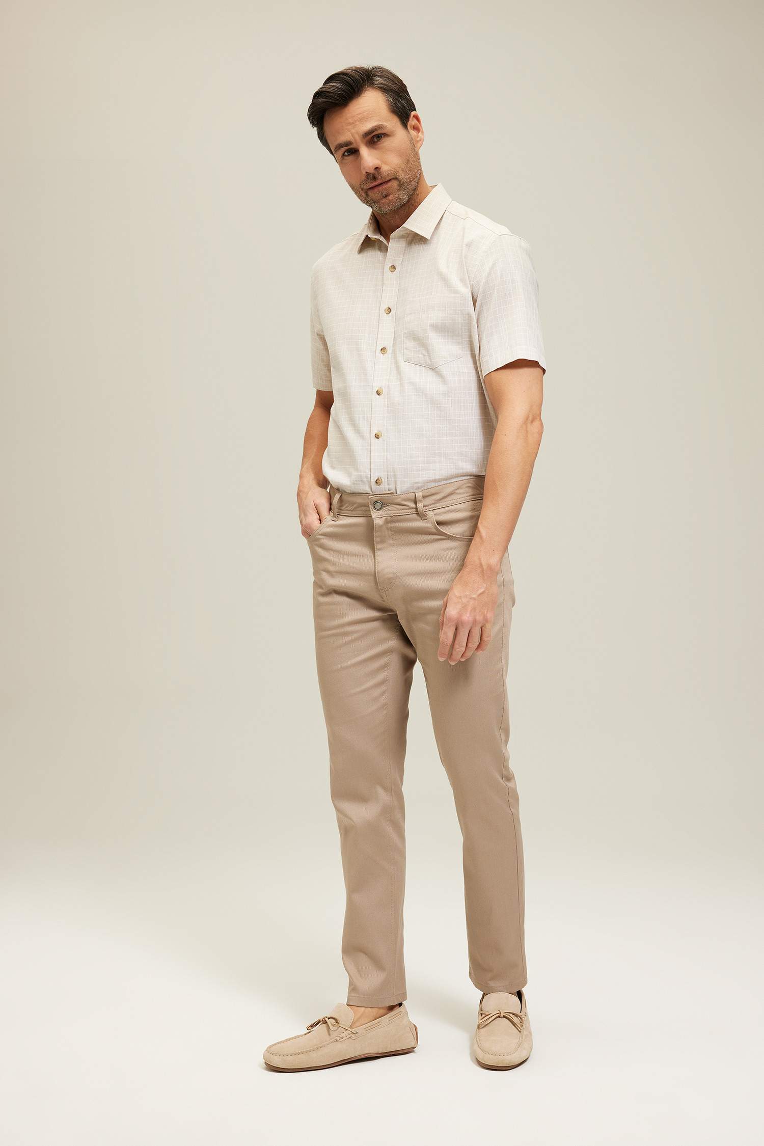 Рубашка стандартного кроя с коротким рукавом