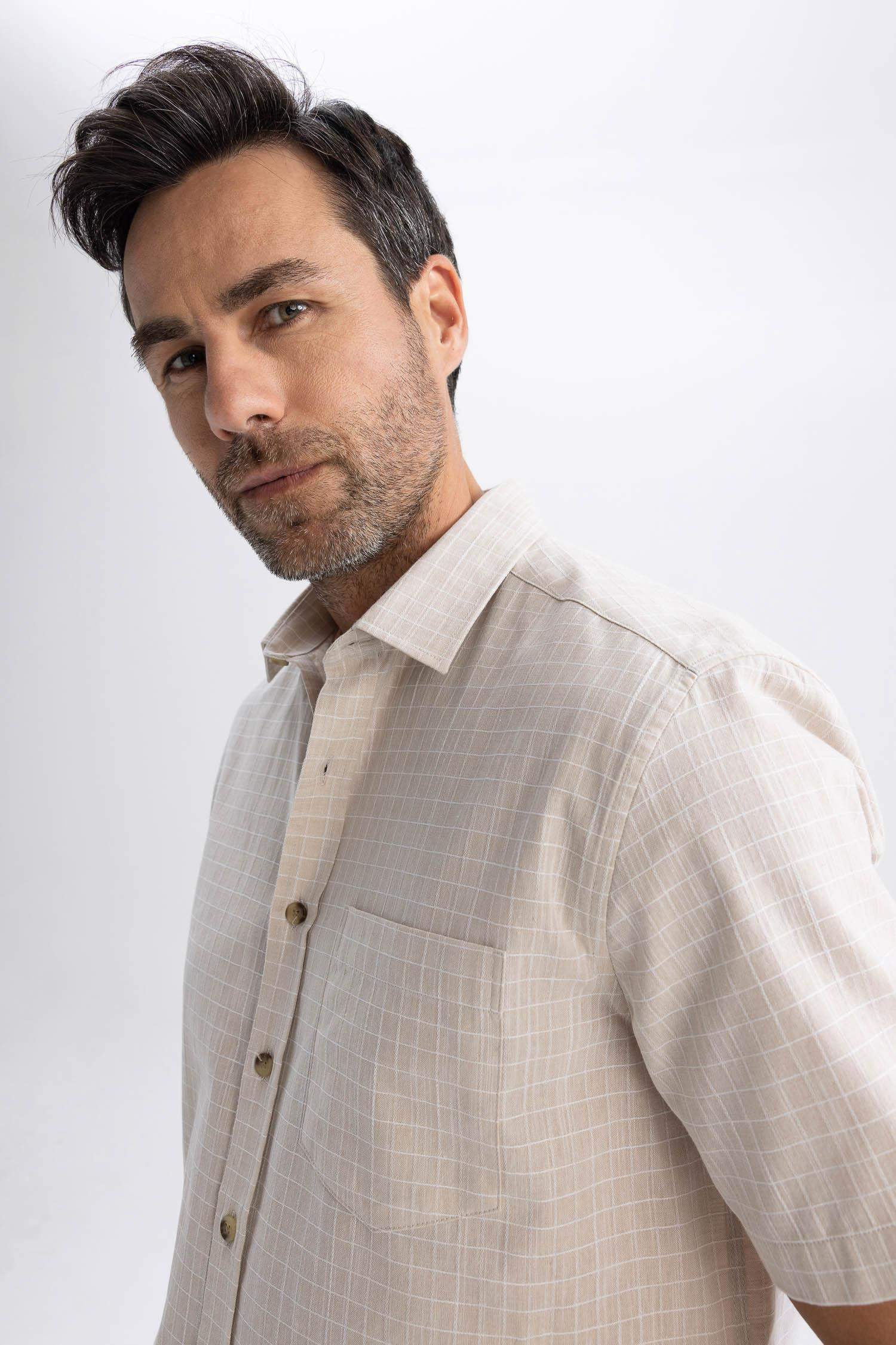 Рубашка стандартного кроя с коротким рукавом