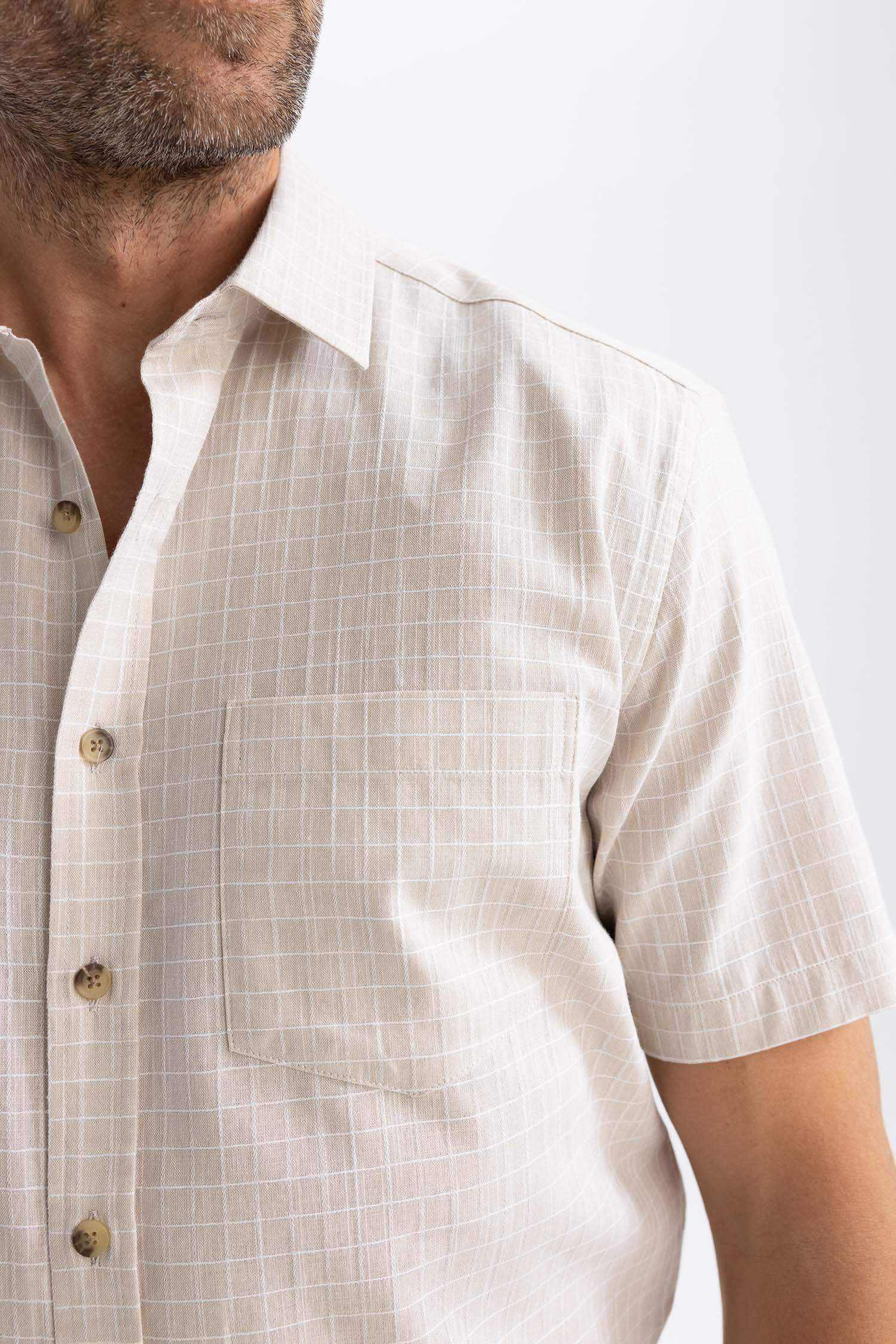 Рубашка стандартного кроя с коротким рукавом