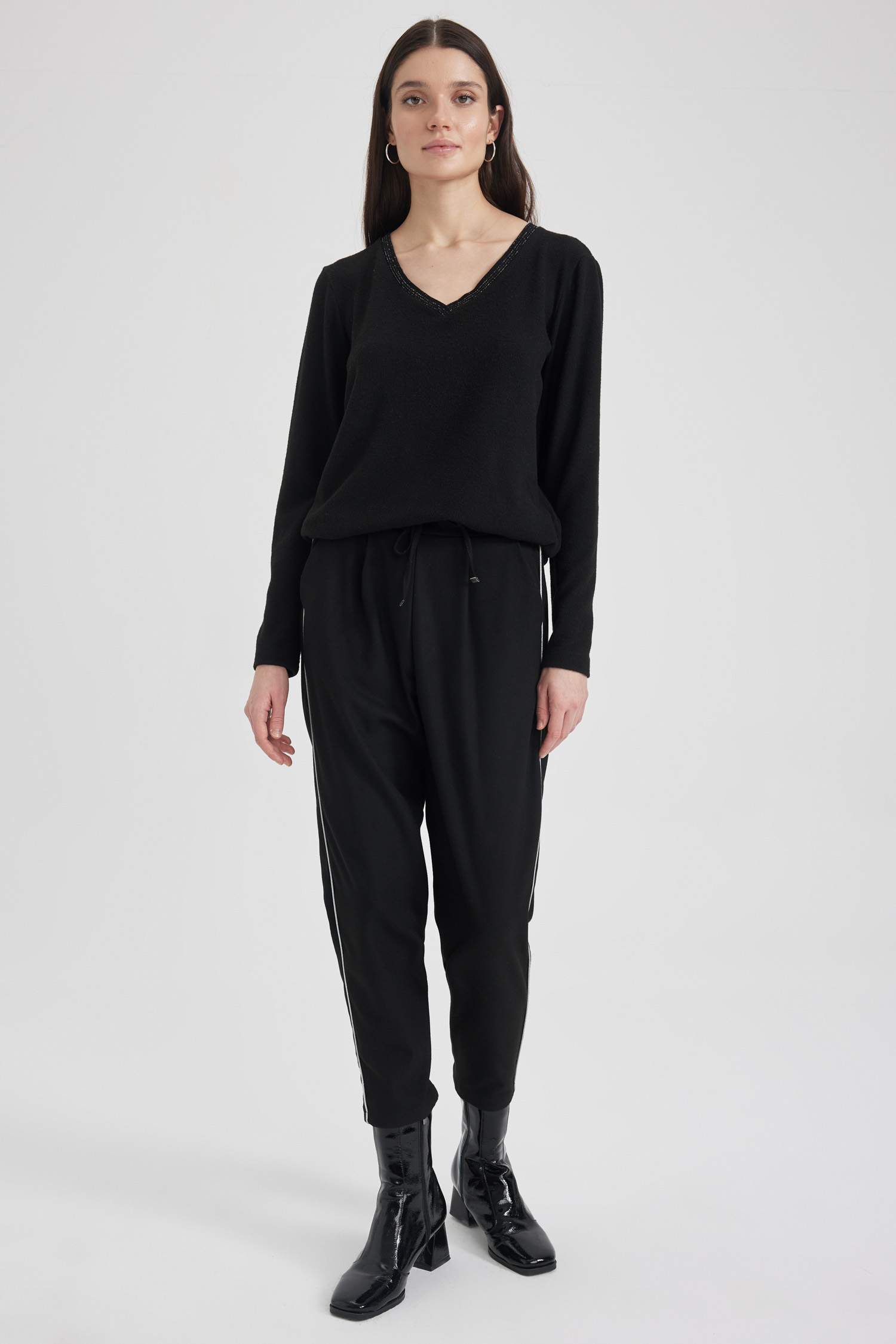 Кофта стандартного кроя с V-образным вырезом