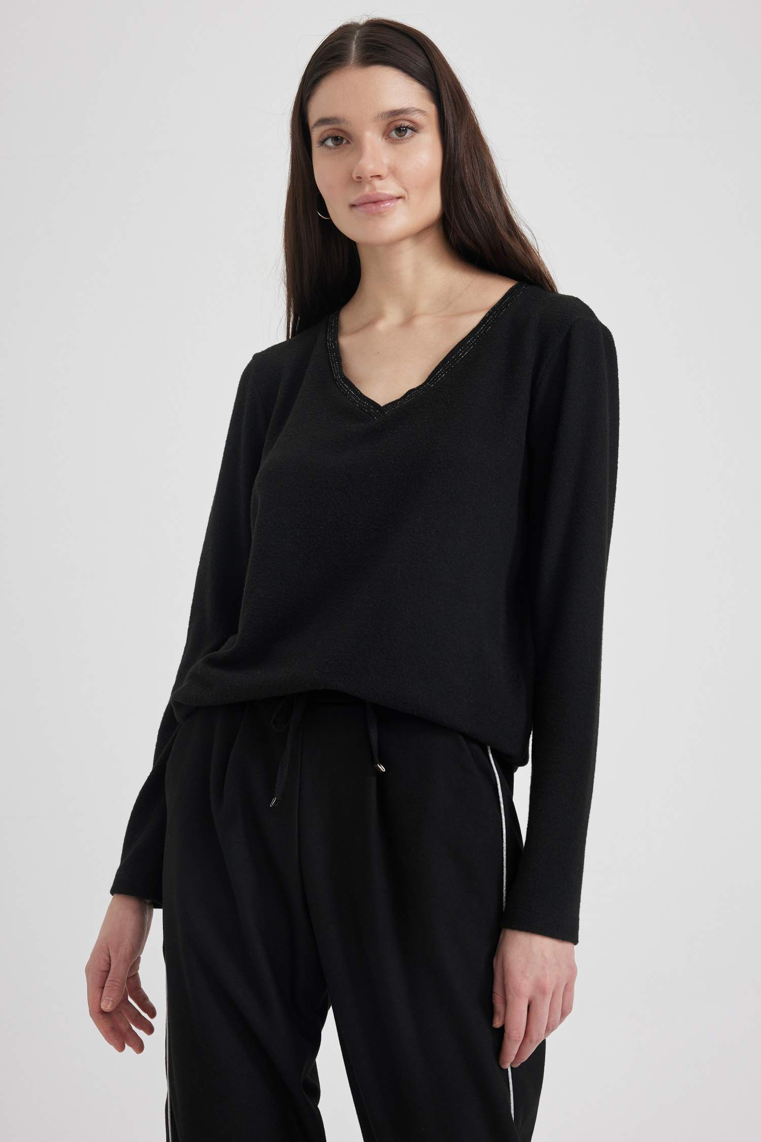 Кофта стандартного кроя с V-образным вырезом