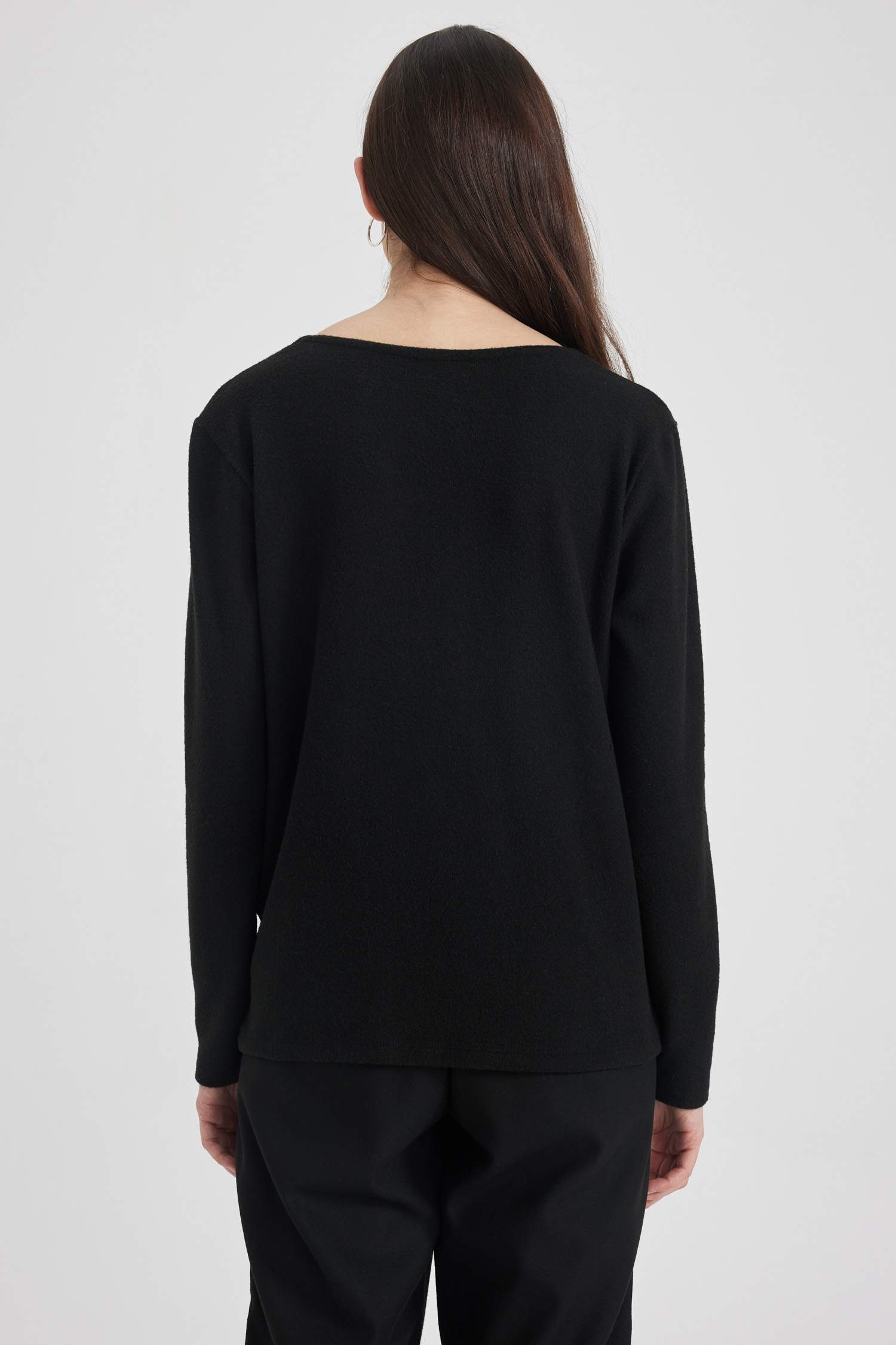 Кофта стандартного кроя с V-образным вырезом