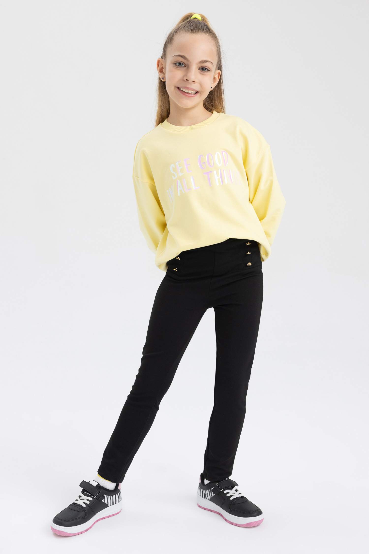 Свитшот свободного кроя с круглым вырезом