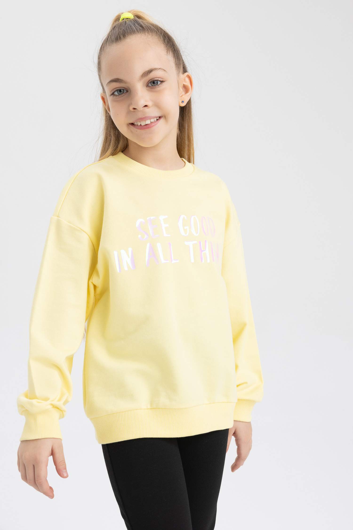 Свитшот свободного кроя с круглым вырезом