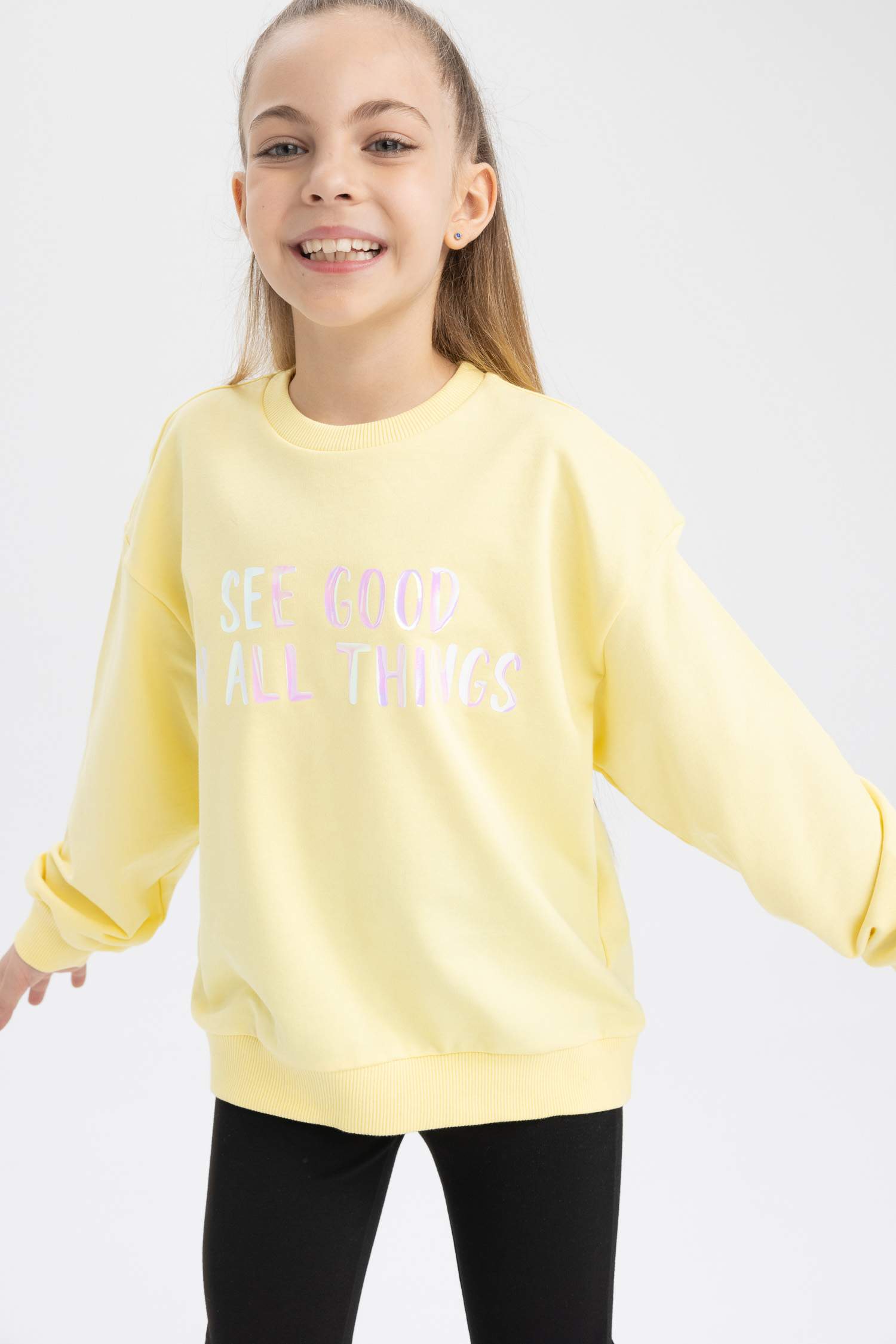 Свитшот свободного кроя с круглым вырезом